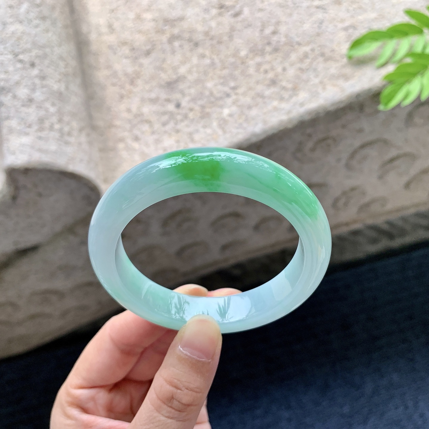 正圈53 54【圈口】54/12/8.4【编码】G19072703【描述】细糯飘辣绿，水润，种老，细腻，有纹线