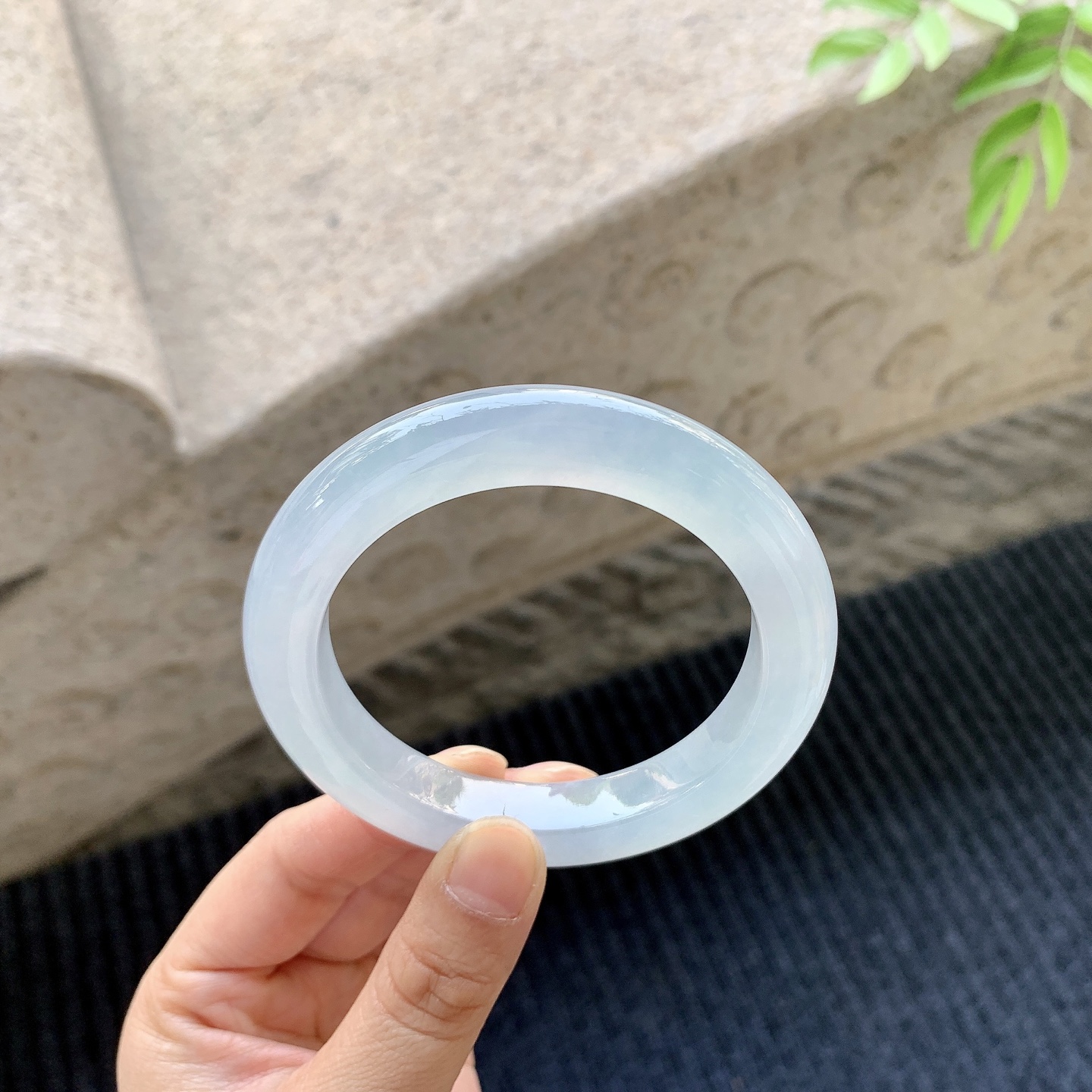 正圈55 56【圈口】56.6/10.5/10.1【编码】BA071273【描述】冰种底色，水润，种老，细腻，打灯有絮线