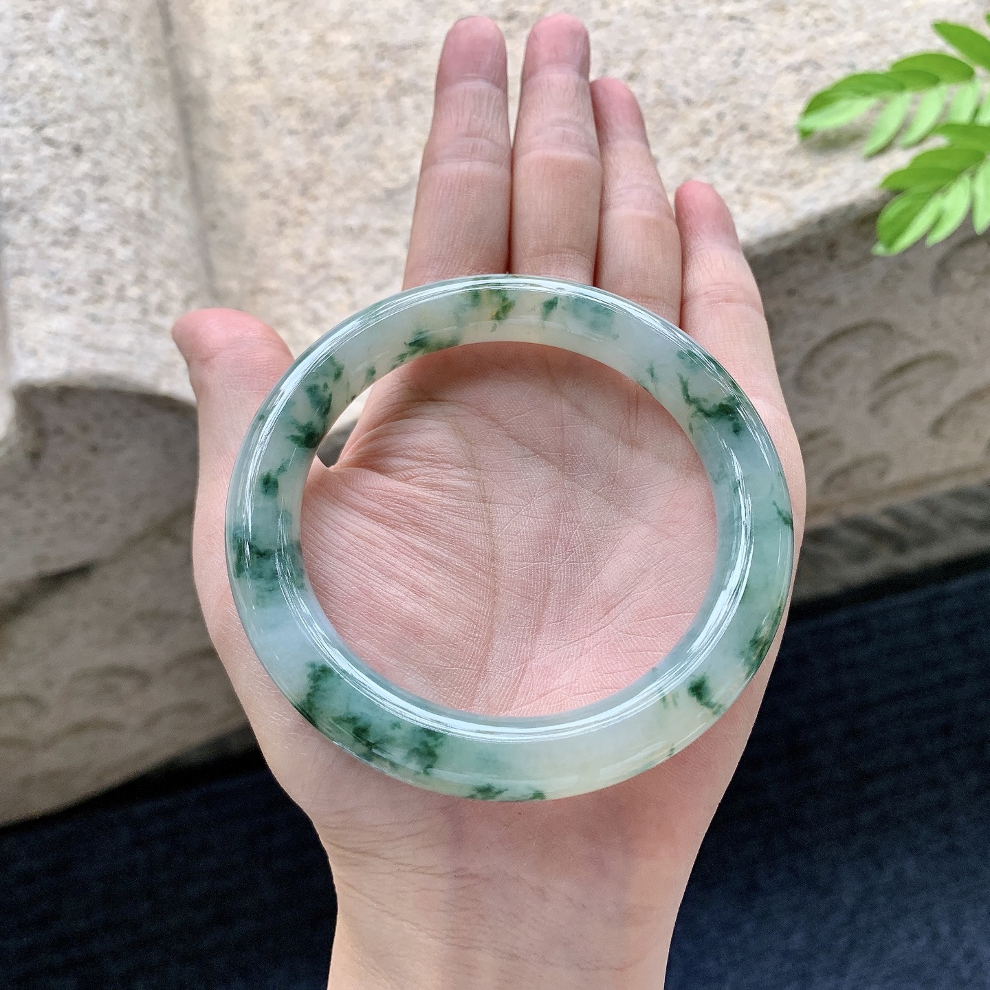 圆条57 58【圈口】58.7/9.9/10.2【编码】WW072816【描述】糯冰飘绿花，水润，种老，细腻，打灯有棉线