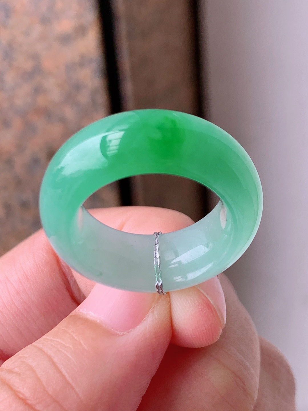 冰飘绿指环，翡翠戒圈，底色清爽柔和，一抹翠色亮眼 裸石27-9.3-5 圈口15 072401