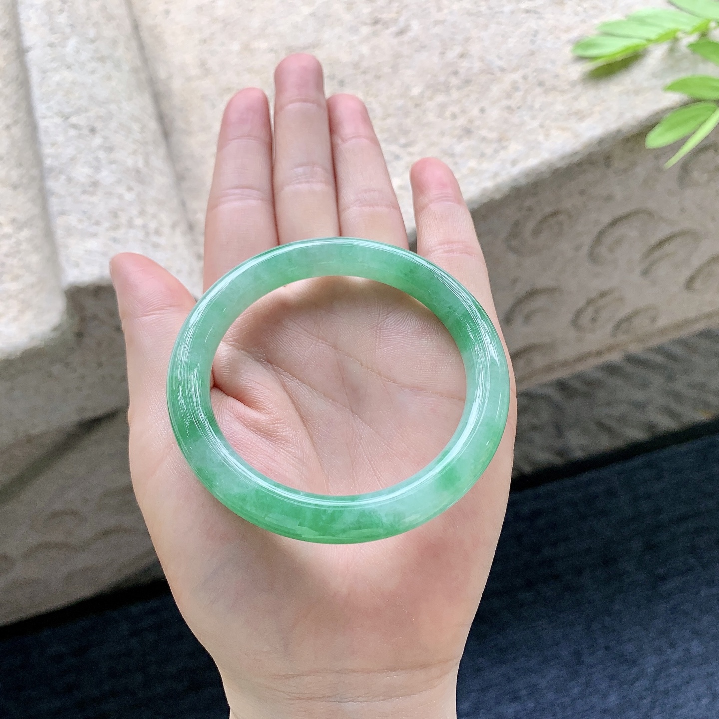 圆条52 53，糯冰飘绿，水润，种老，细腻，打灯有纹线