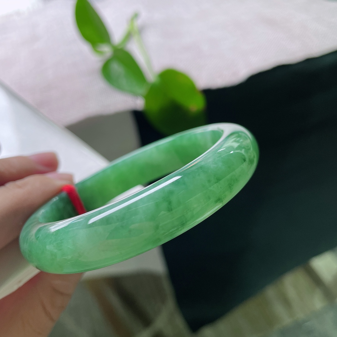 57.5/12.5/8.3，绿底正圈，一点皮纹，花色飘逸灵动，深浅绿色自然交融，浓淡层次分明，韵味十足。ss56368a