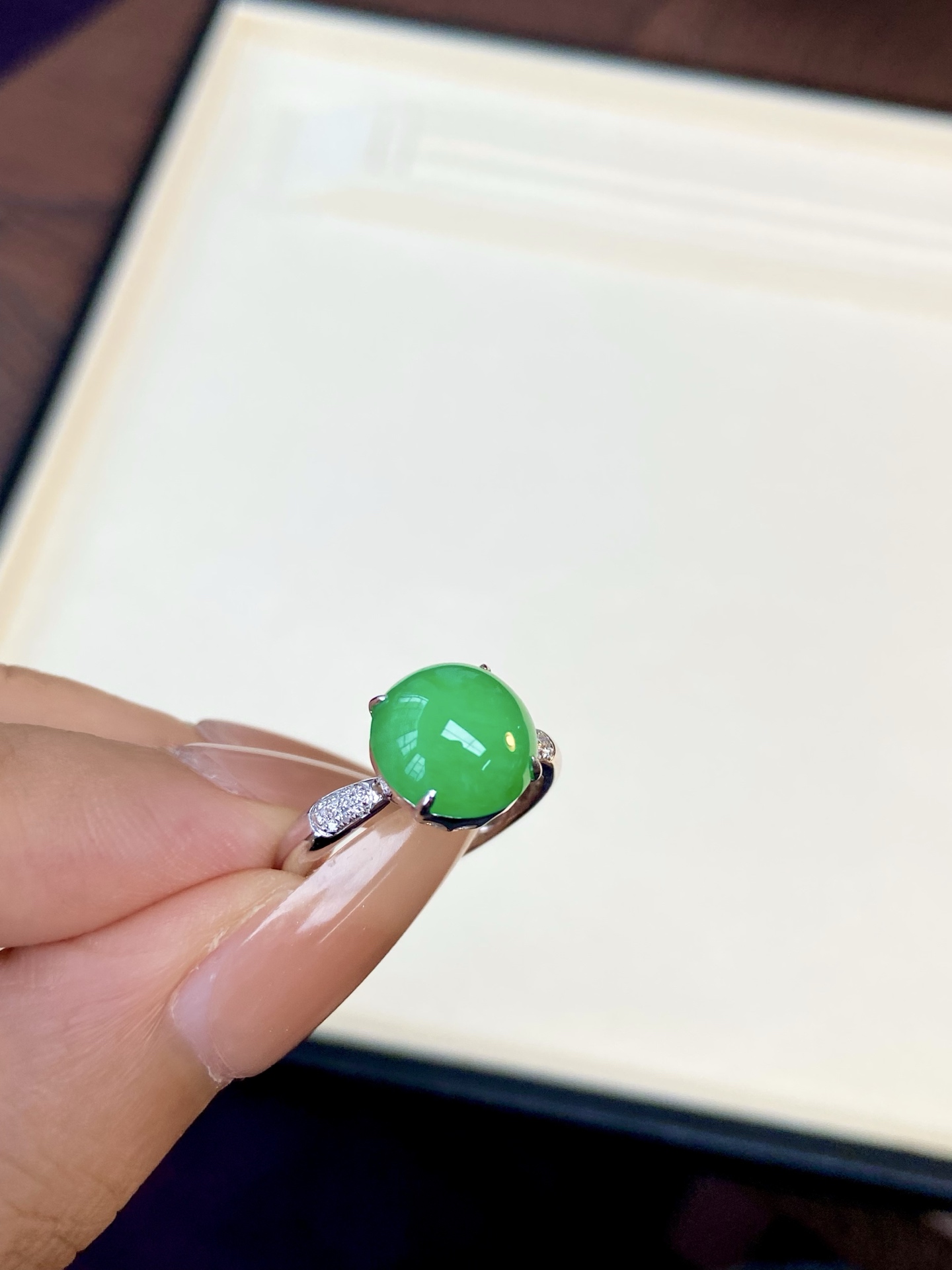 冰种满绿蛋面戒指，裸镶，色浓郁，饱满圆润，上手落落大方，裸石：10-9.8-5mm，无裂