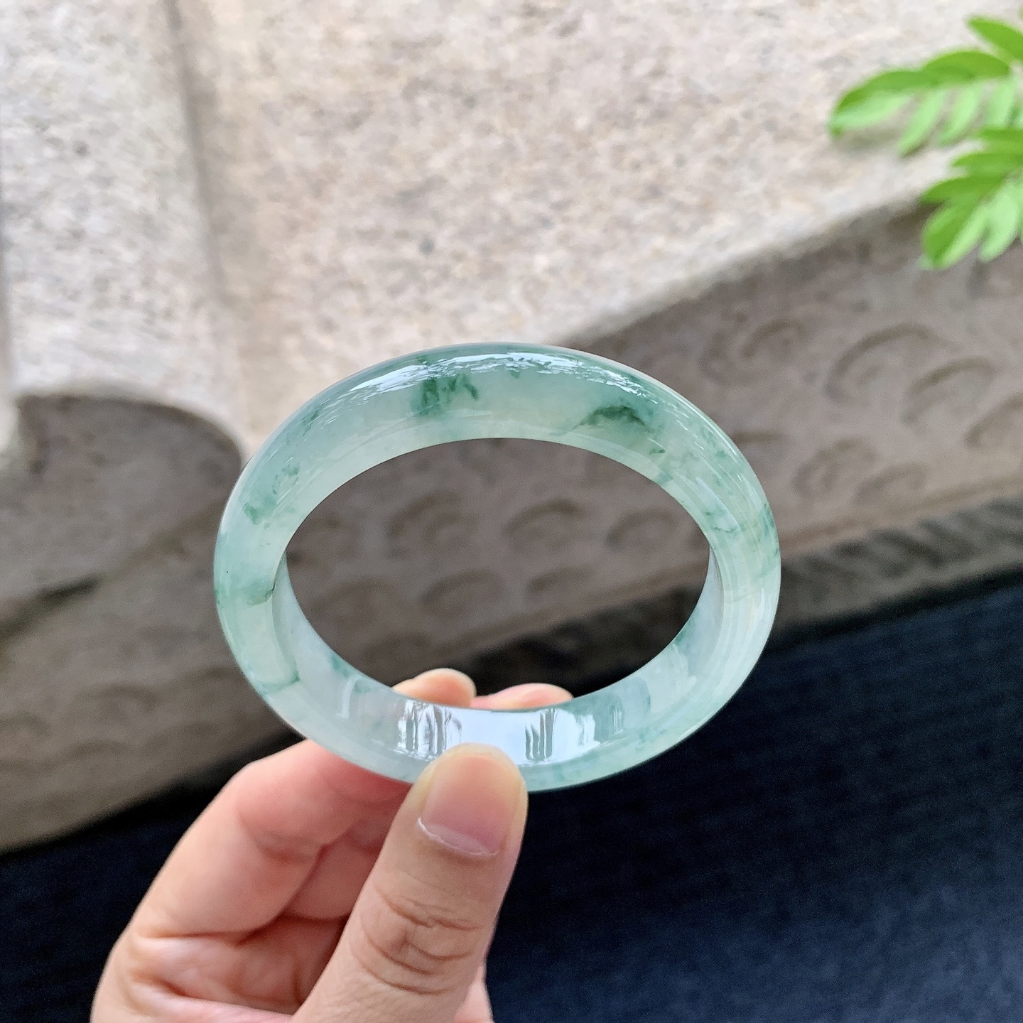 正圈 52 52【圈口】52.4/11.8/7.5【编码】T1072714【描述】冰糯飘花，水润，种老，细腻，打灯有棉线