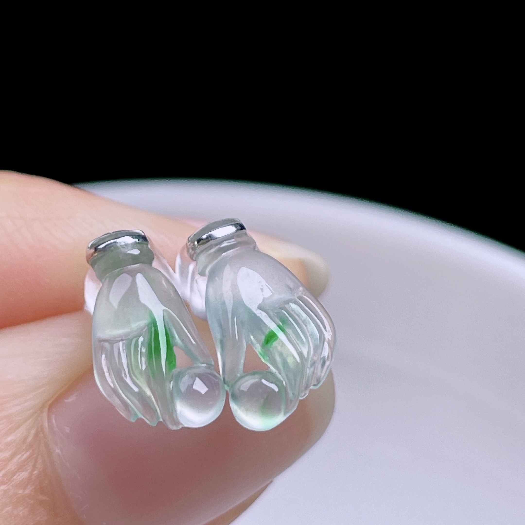 冰飘绿花掌上明珠耳钉 花色灵动，种老水润，18k金镶嵌 裸石：11/6.6/2.4