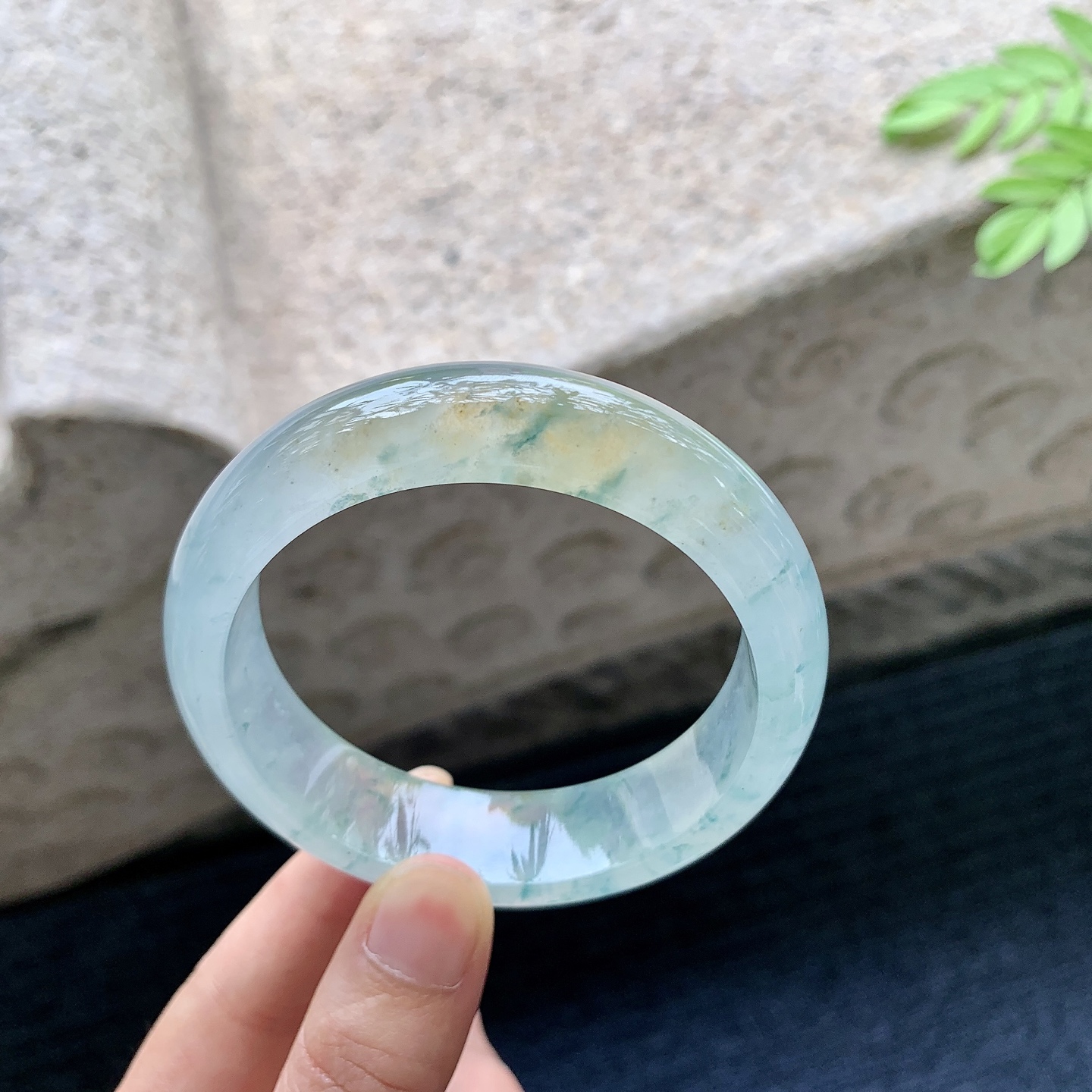 正圈 56 57【圈口】57/15.8/8.5【编码】HC072807【描述】冰糯黄翡飘花，宽版，清透，水润，种老，细腻，无裂