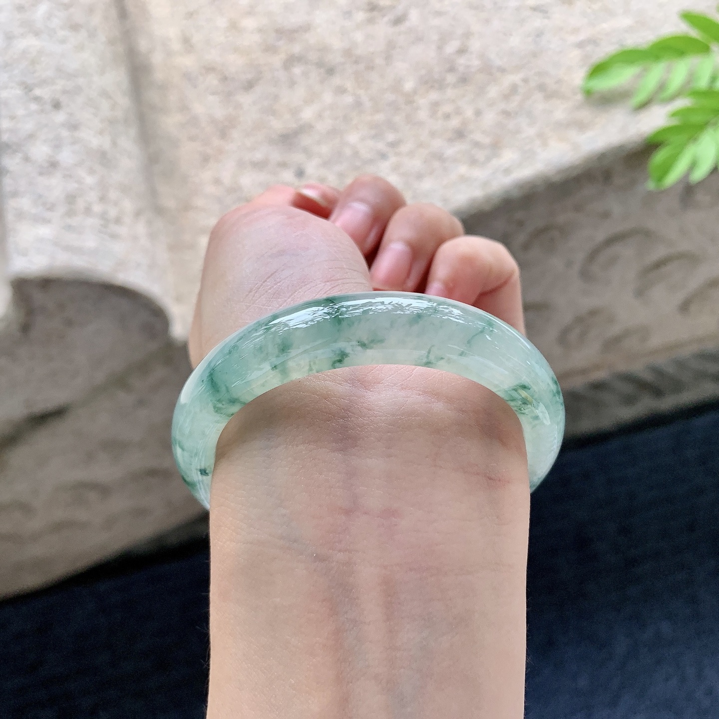 正圈 52 52【圈口】52.4/11.8/7.5【编码】T1072714【描述】冰糯飘花，水润，种老，细腻，打灯有棉线