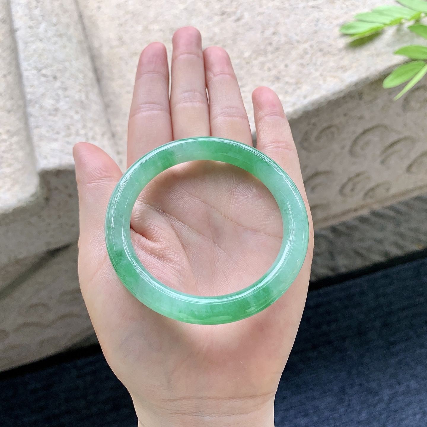 圆条52 53，糯冰飘绿，水润，种老，细腻，打灯有纹线