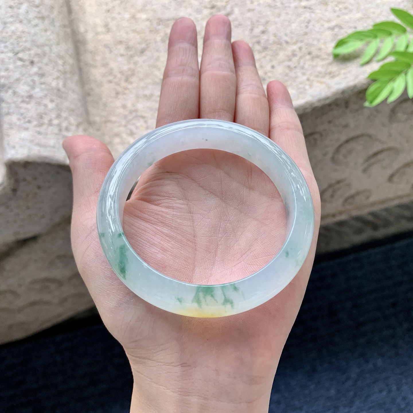 正圈57 58【圈口】58/12.5/8.1【编码】HC072811【描述】糯冰黄翡，飘花，清透，水润，种老，细腻，无裂