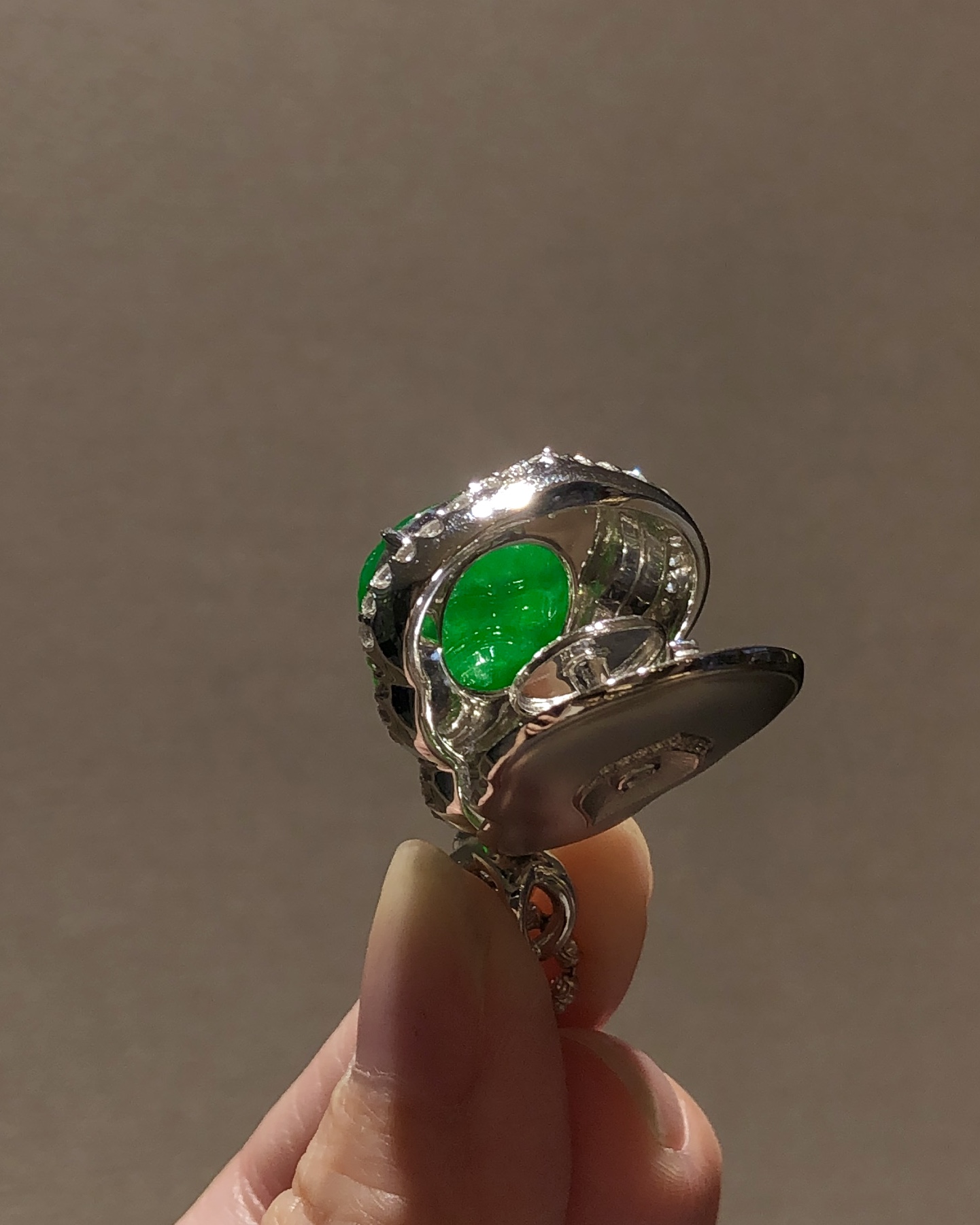 高冰辣阳绿佛公吊坠 有种有色，满色辣阳的精致福佛，大钻围镶又显珠宝感，日常都可以搭配 整体34.2x24.5x11.3 裸石21.1x19.5x3