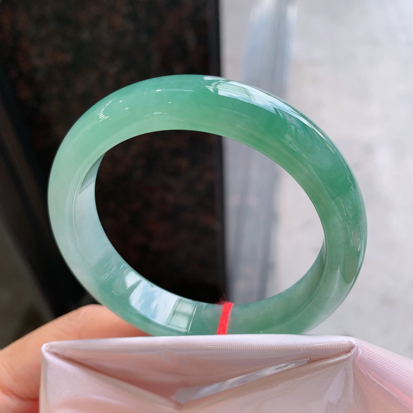 正圈油绿 无裂 尺寸：53/11.8/8 细腻