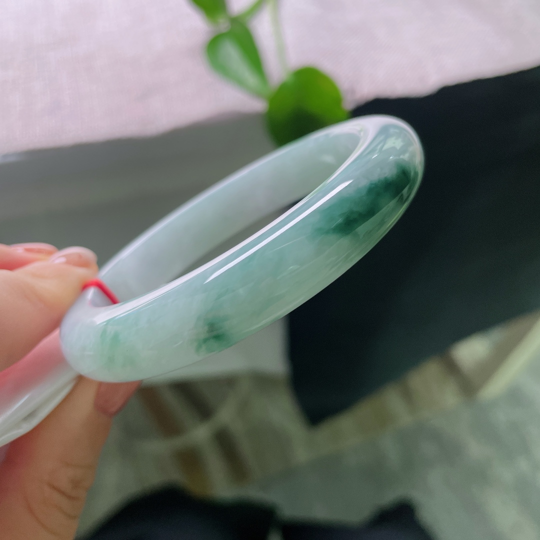 60.2/12.2/9.4，飘花正圈，无裂，柔和底色聚拢着一团浓郁蓝绿飘花，像山间一汪碧潭，ss56286a