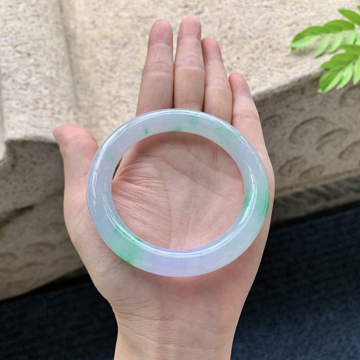 圆条54 55【圈口】55.5/9.4/9.7【编码】B2072705【描述】冰糯春彩，水润，种老，细腻，有纹线