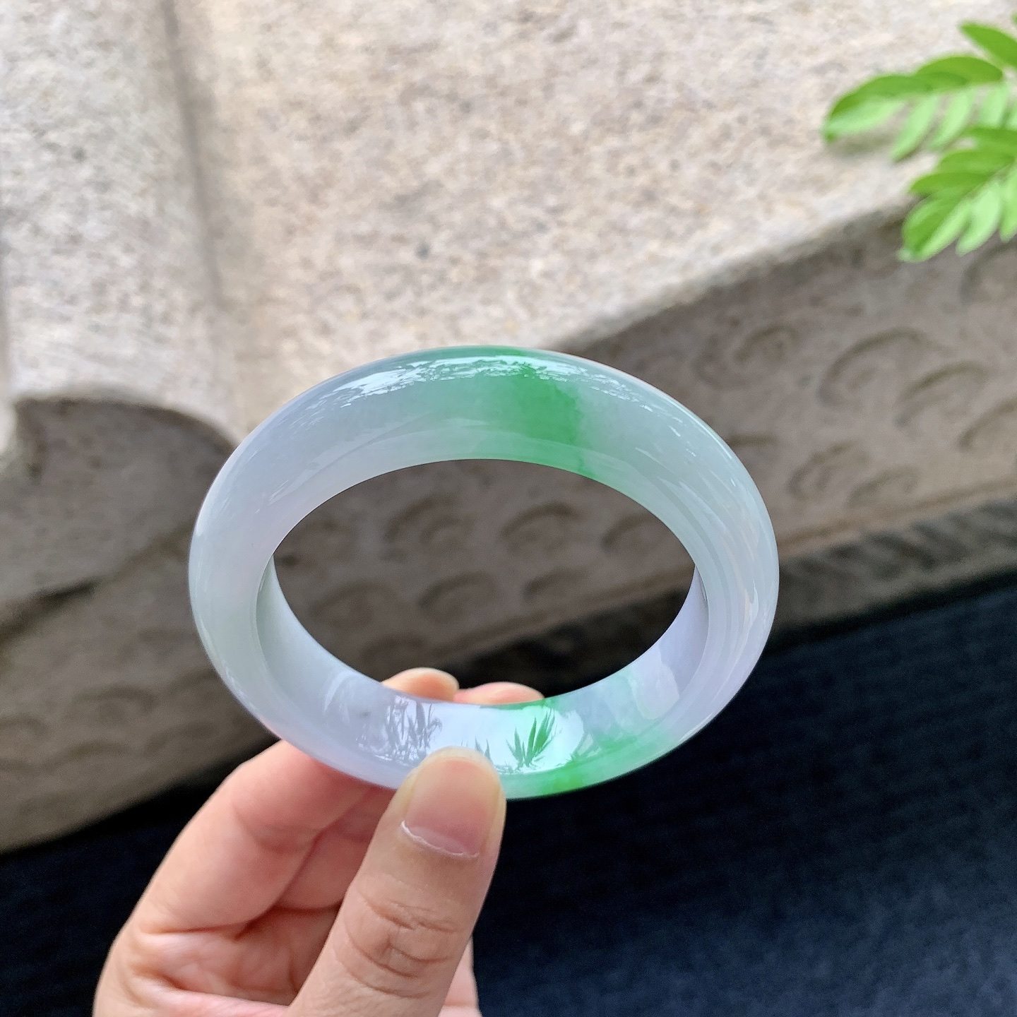 正圈 圈口54.3/13.2/9.4 编码B2072706 描述冰糯春彩，水润，种老，细腻，有纹线