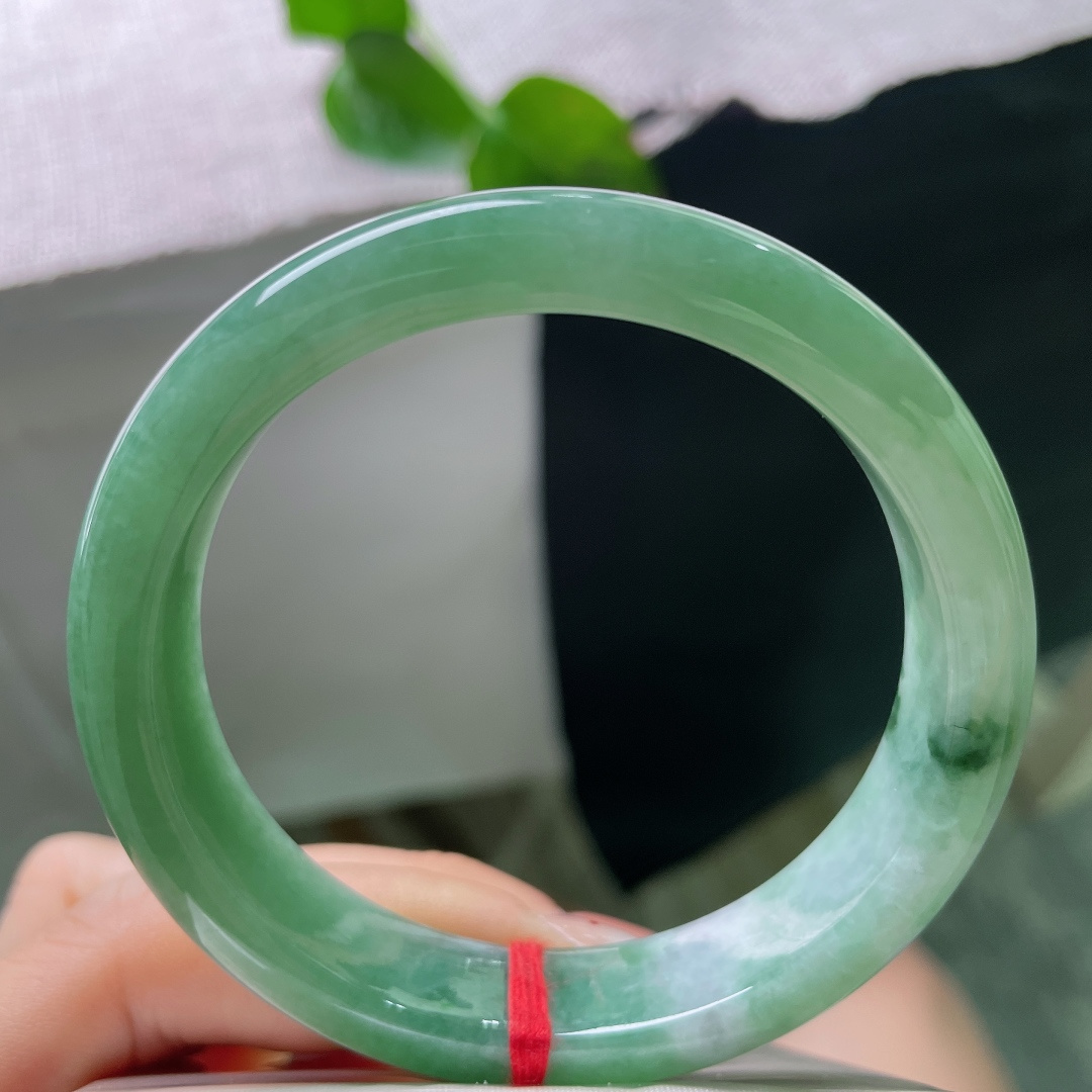 53.6/12.6/8.2绿底正圈，水润细腻，深邃迷人，翠色伊人，贵气，无裂，53378a