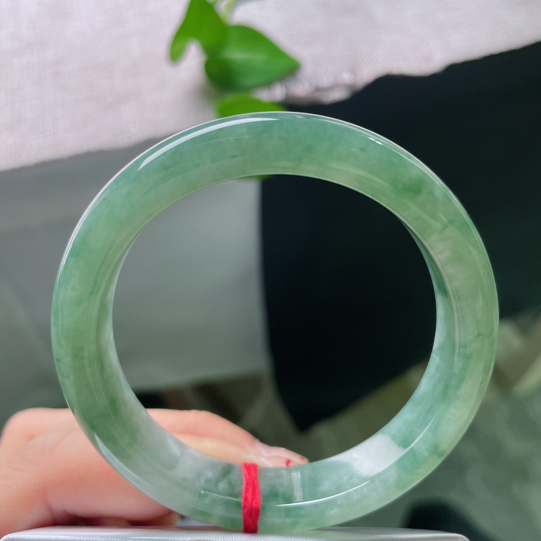 54.3/14.6/8.2，飘花正圈，晶体纹，碧水凝冰，翠色漫绕镯身，飘逸飘花如远山烟岚，清透冰种衬得绿意温润灵动，腕间自带山水意境。ss55858a