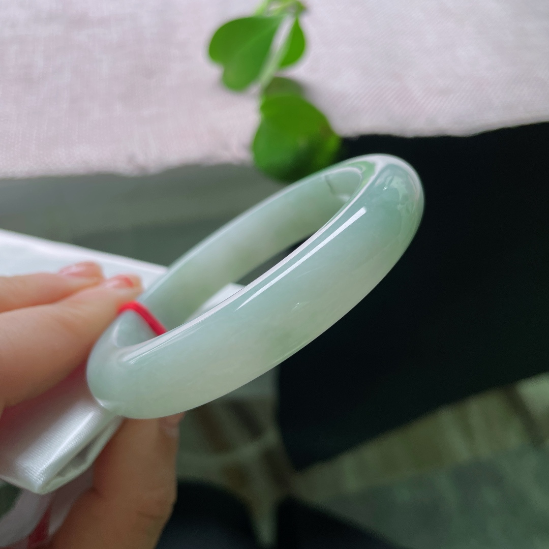 55/12/9，绿底正圈，无裂，玉质细腻，一点天然墨瑕点缀，藏独一份原生含蓄缺憾之美。ss54129a