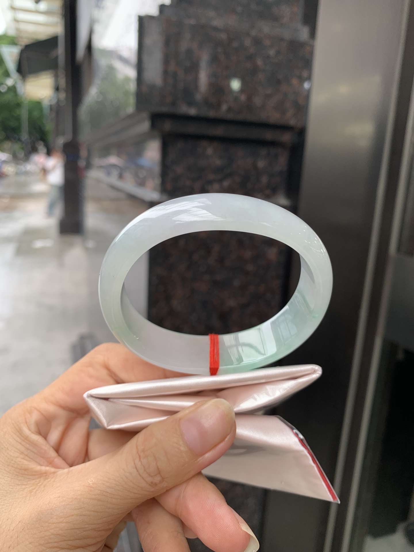 白底青宽版贵妃 0728-N1258-1 无裂，底妆白净水润，绿花点缀，镯色生香，腕间之美，水润中透着灵气，仙气缭绕，温婉可人，举手投足间皆是美好