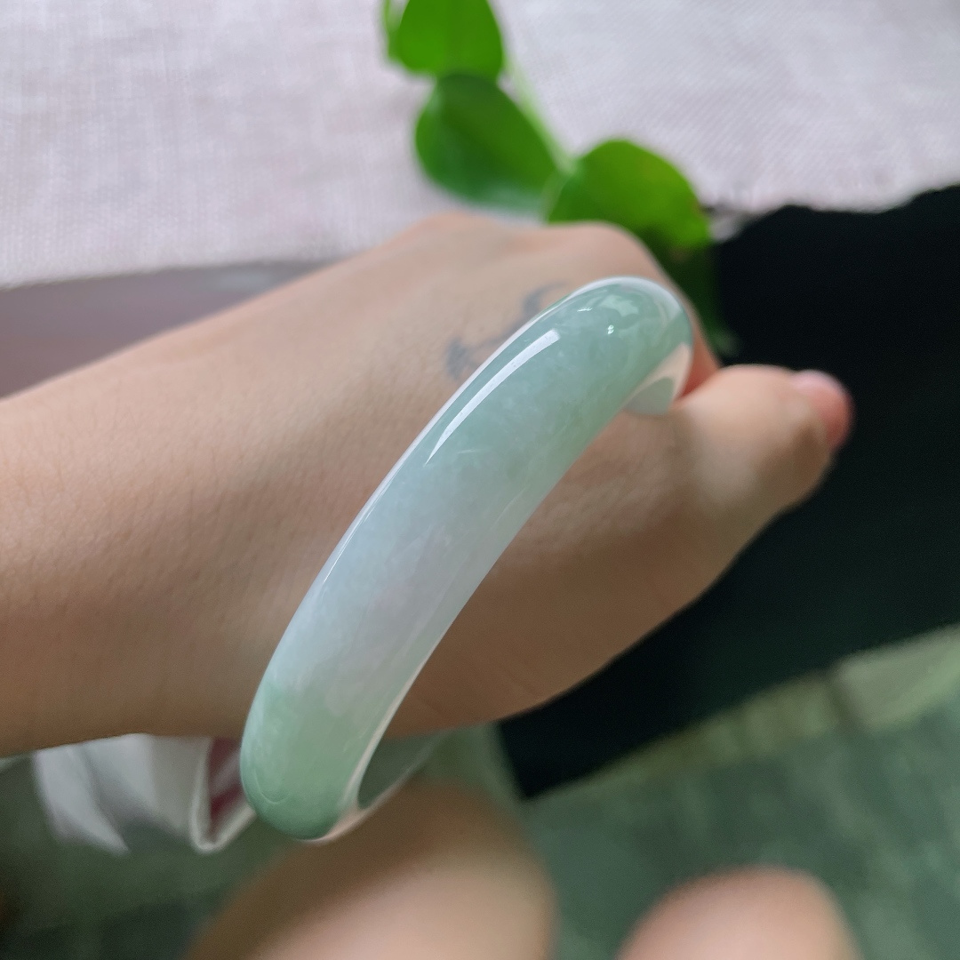 54.2/11.4/7.2，浅油绿正圈，油润细腻，种老，佩戴温婉贤淑，皮纹，54109a