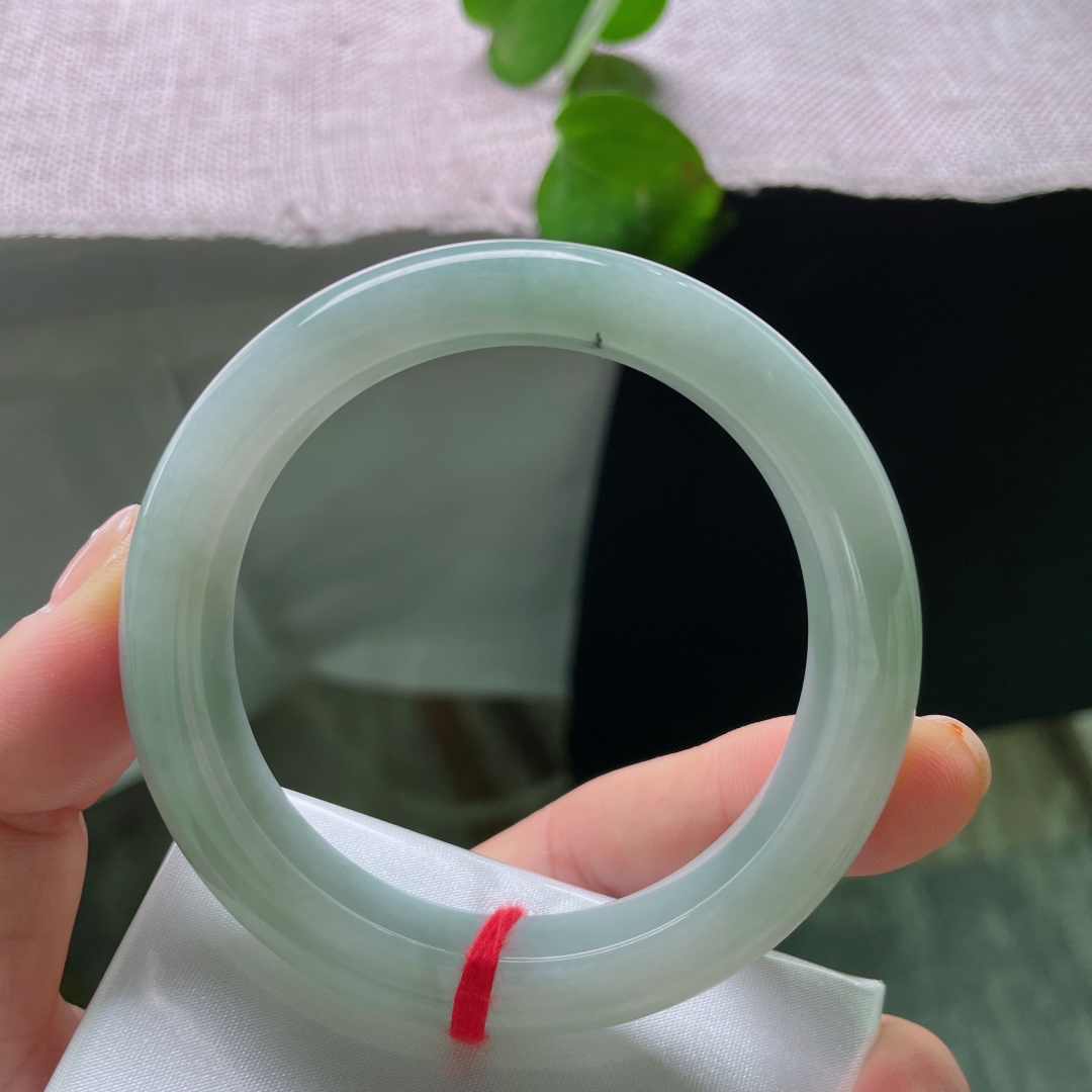 55/12/9，绿底正圈，无裂，玉质细腻，一点天然墨瑕点缀，藏独一份原生含蓄缺憾之美。ss54129a