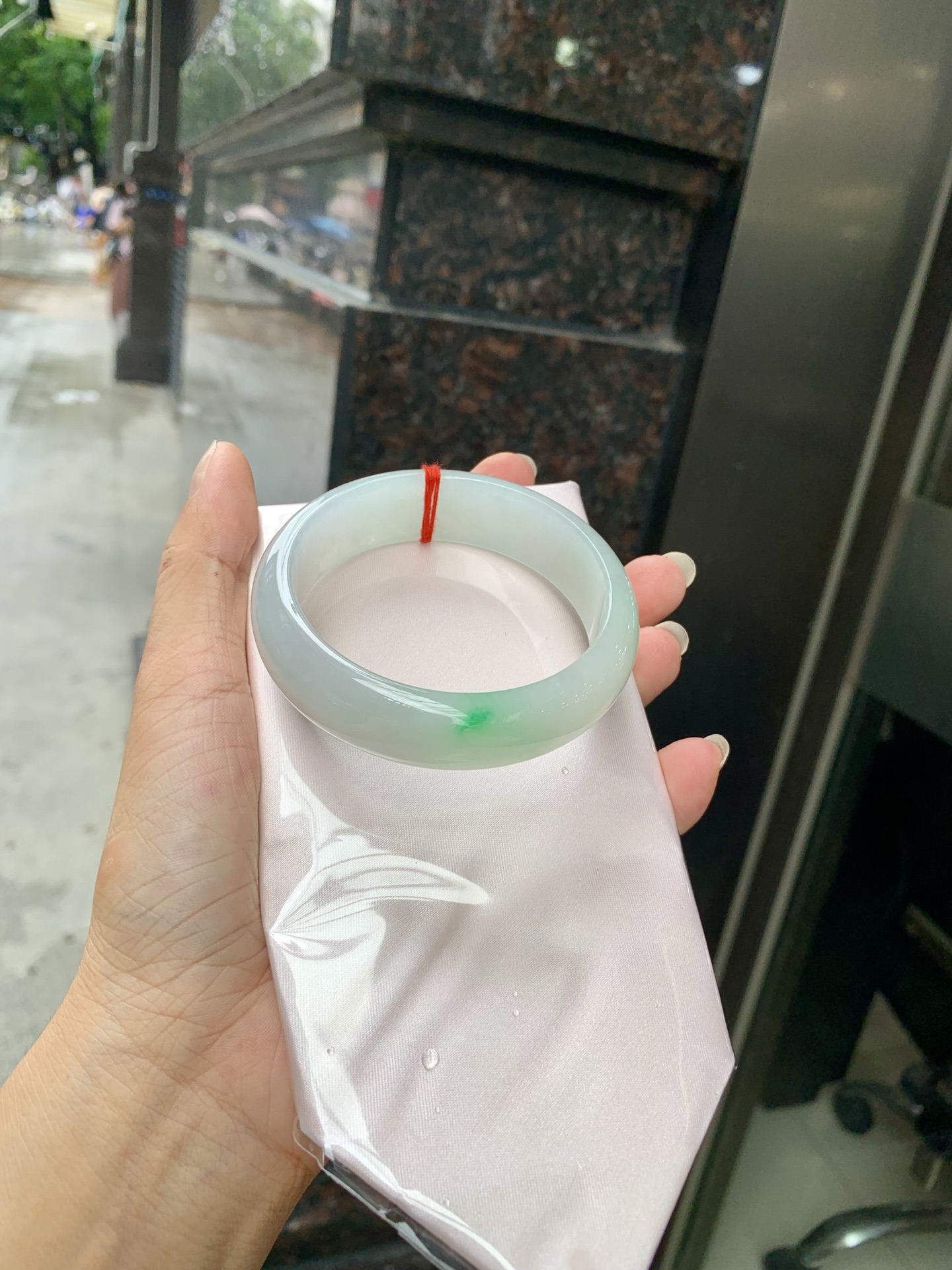 白底青宽版正圈 56.6-7.8-16.9 0728-N1258-2 打灯细纹，不影响，底妆白净水润，阳绿花点缀，镯色生香，腕间之美，水润中透着灵气，仙气缭绕，温婉可人，举手投足间皆是美好