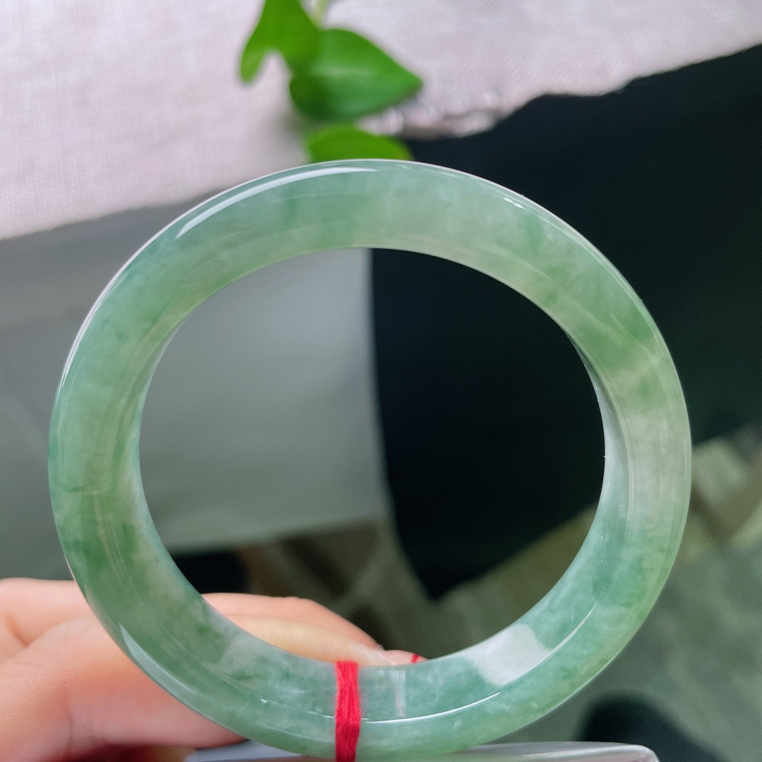 54.3/14.6/8.2，飘花正圈，晶体纹，碧水凝冰，翠色漫绕镯身，飘逸飘花如远山烟岚，清透冰种衬