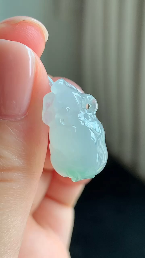 天然翡翠，冰胶生肖牛，飘绿，尺寸21-12.8-9.5 aa725