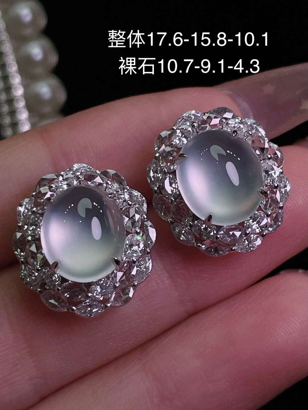 天然缅甸翡翠A货 白冰蛋面耳钉 18k金镶嵌钻石 细腻水灵 实拍接近，17.6-15.8-10.1