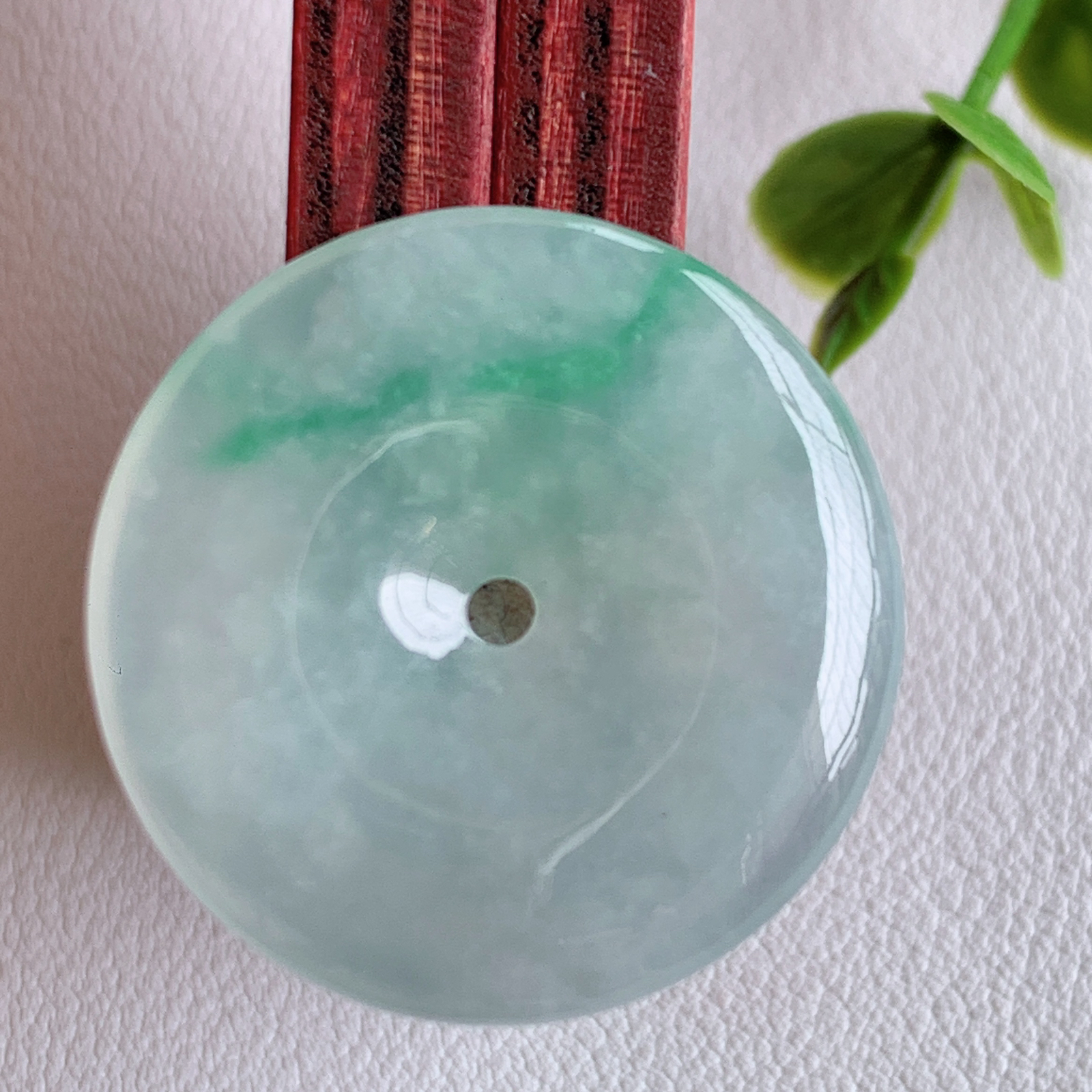 冰润飘花平安扣吊坠，厚装饱满，冰润剔透，细腻水足，种质润泽，飘花灵动，佩戴优雅大气，W03.27   尺寸：27.5-5mm