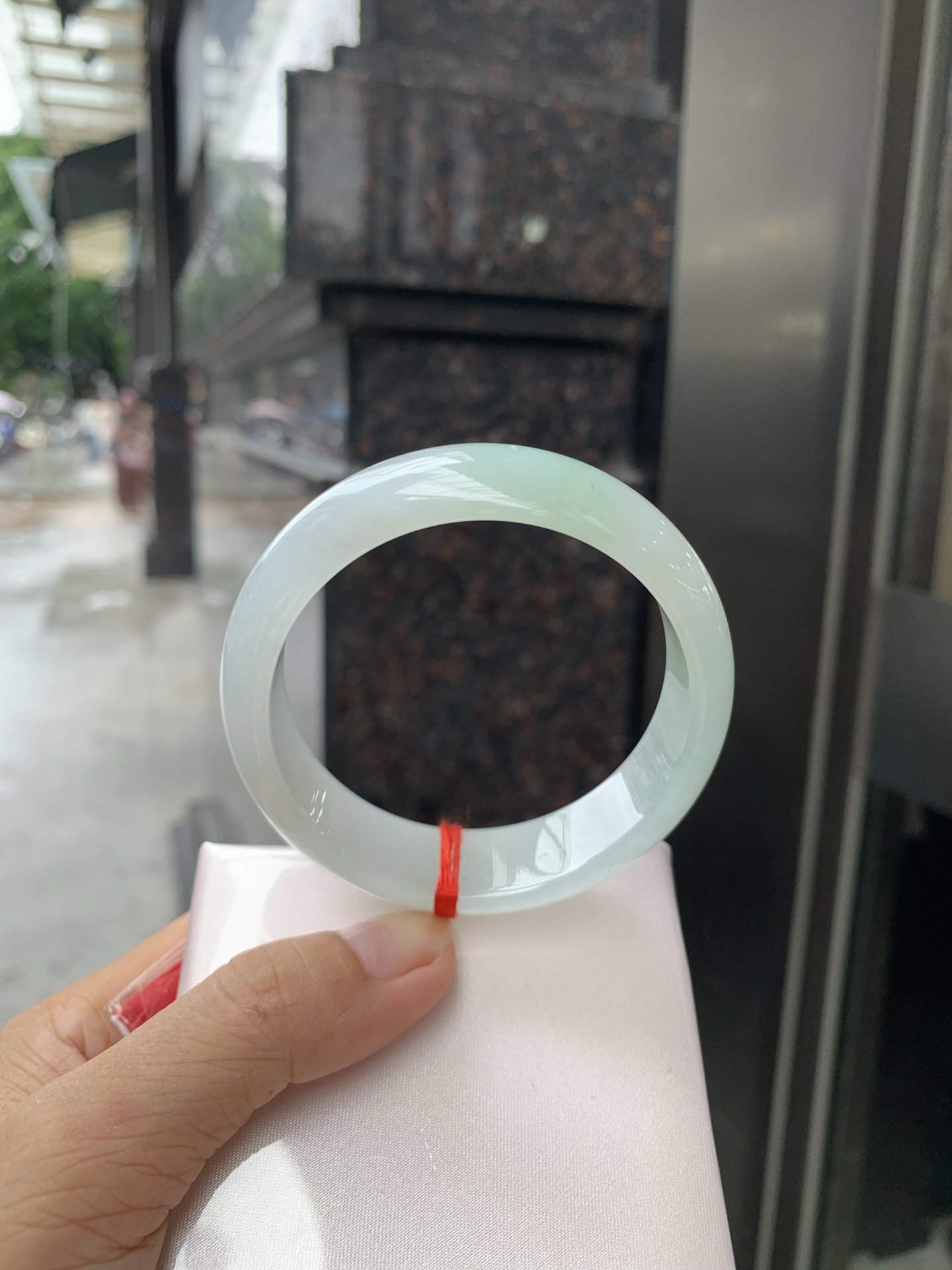 白底青宽版正圈 56.6-7.8-16.9 0728-N1258-2 打灯细纹，不影响，底妆白净水润，阳绿花点缀，镯色生香，腕间之美，水润中透着灵气，仙气缭绕，温婉可人，举手投足间皆是美好