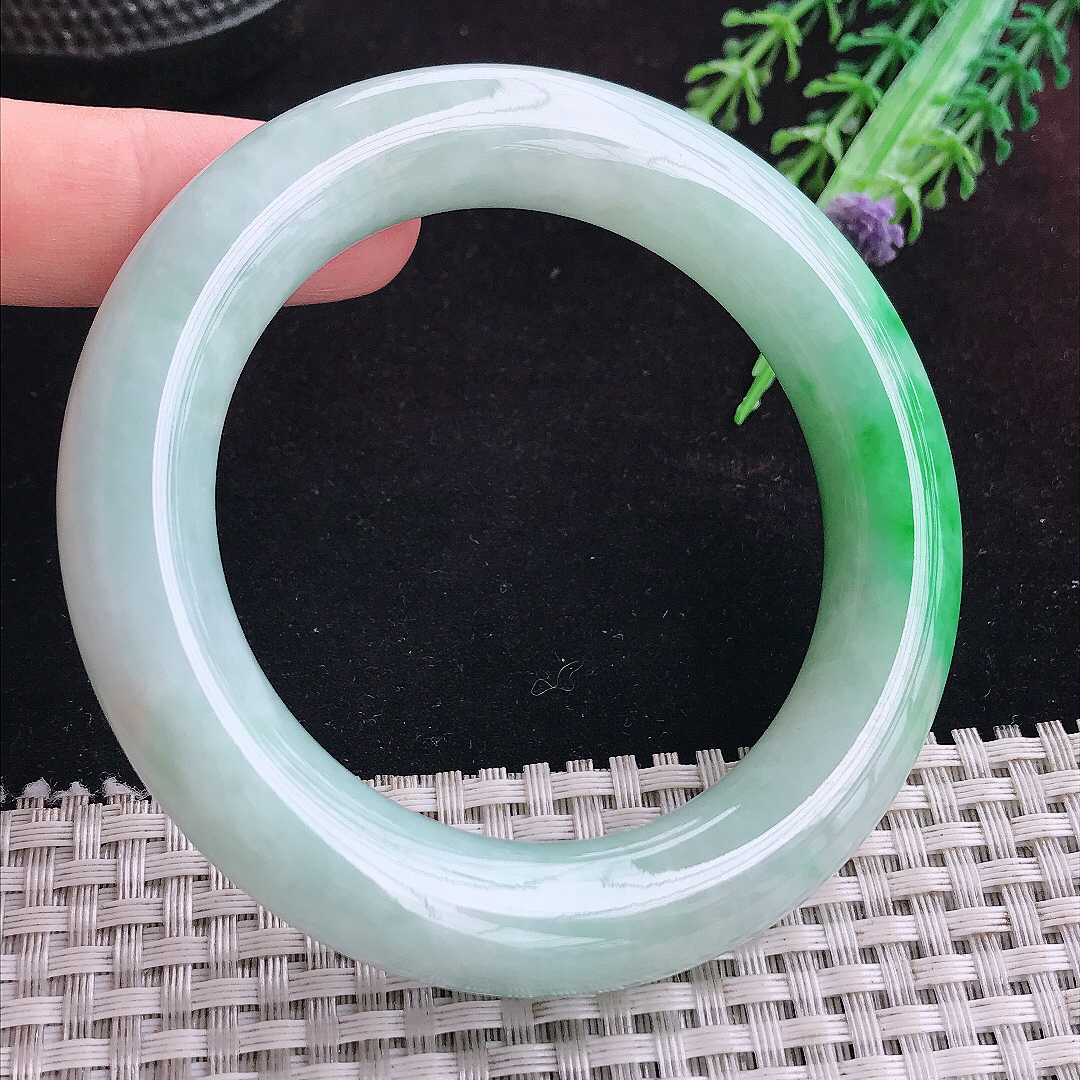 实拍A货翡翠56.5/12.7/12.5胖圆条老坑精美飘阳绿圆条手镯平安镯