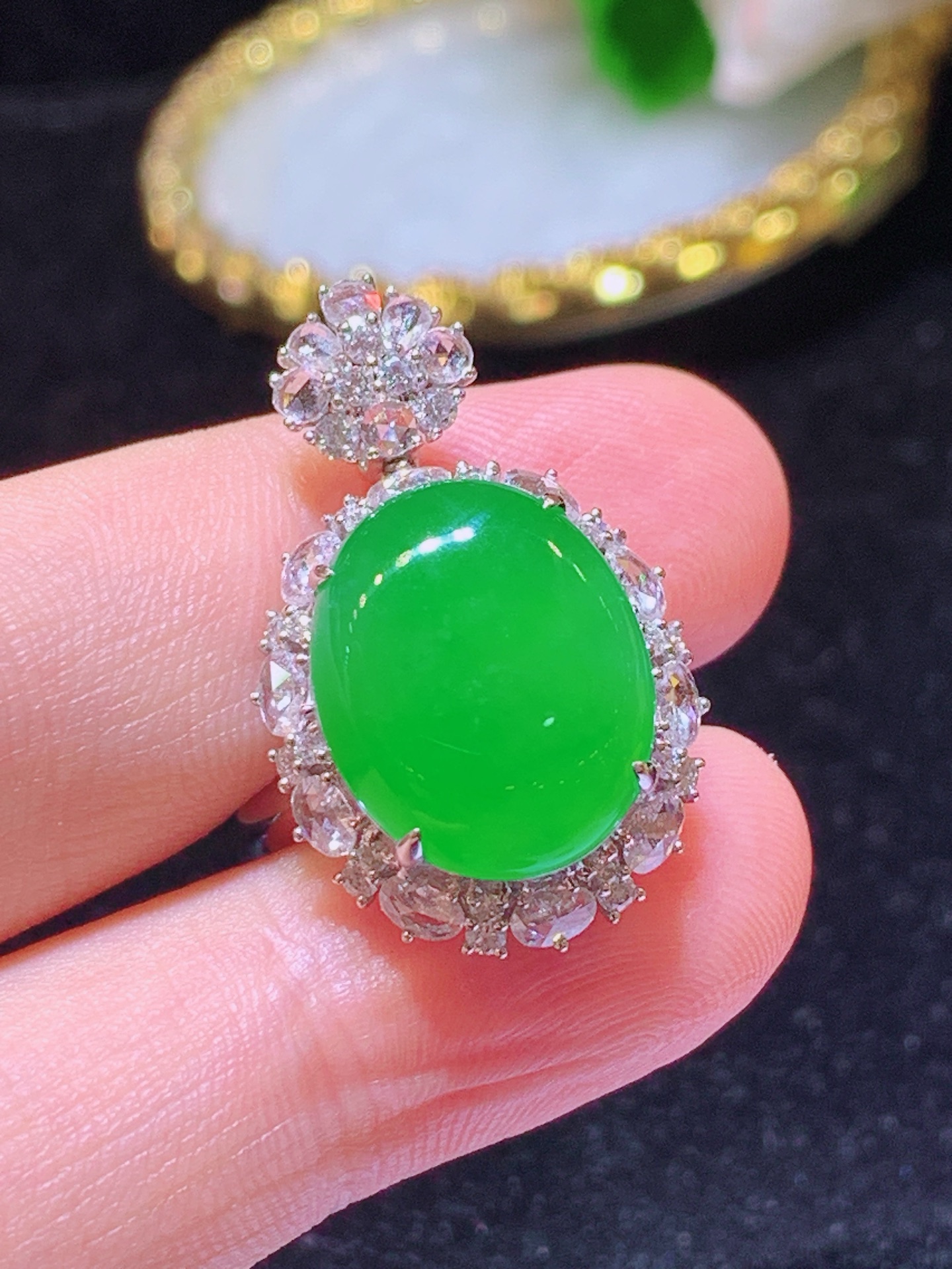 翡翠A货 满绿蛋面戒指 吊坠两用款 18k金镶嵌，冰润细腻，佩戴效果出众，28.3-16.5-13