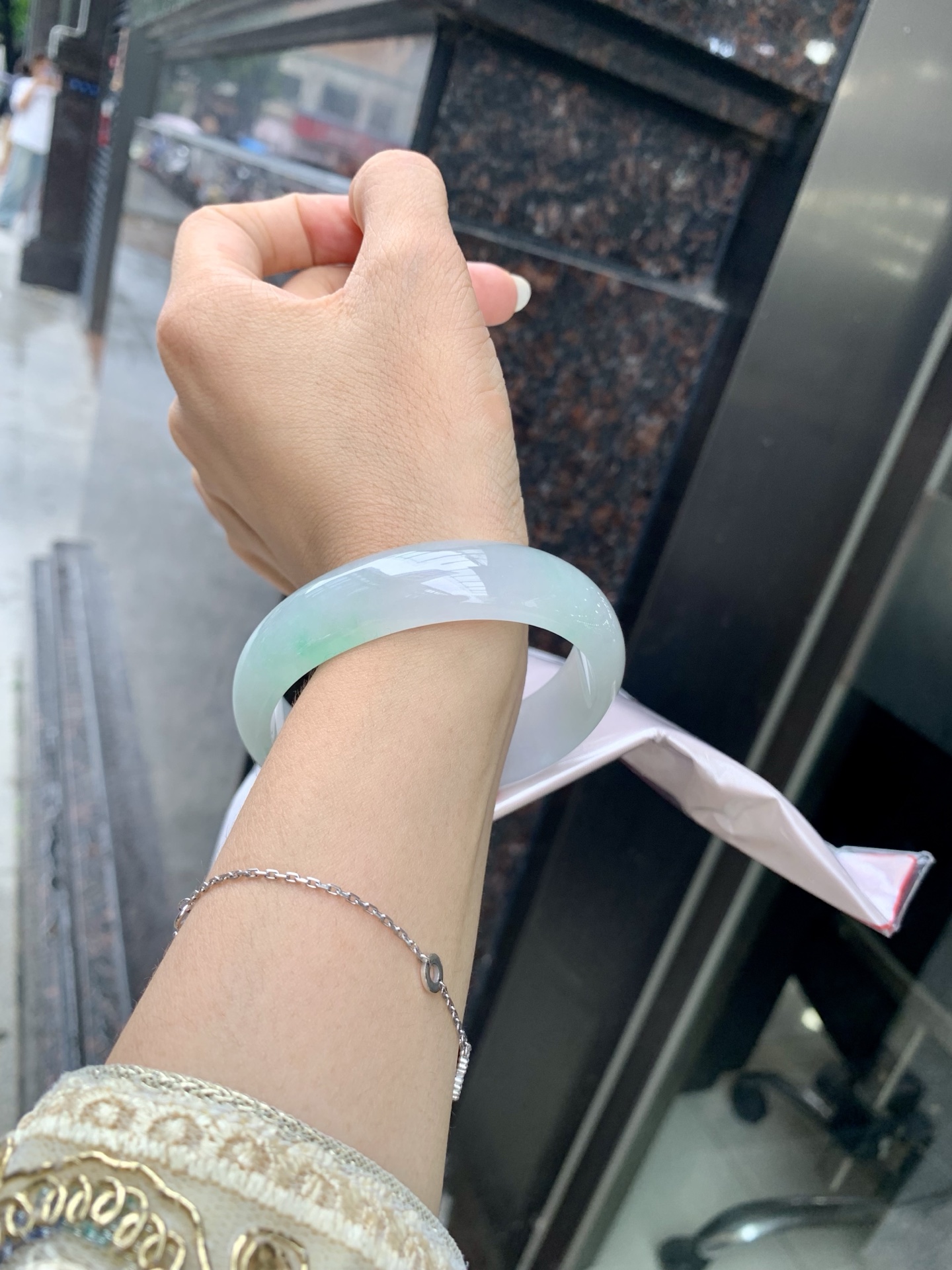 白底青宽版贵妃 0728-N1258-1 无裂，底妆白净水润，绿花点缀，镯色生香，腕间之美，水润中透着灵气，仙气缭绕，温婉可人，举手投足间皆是美好