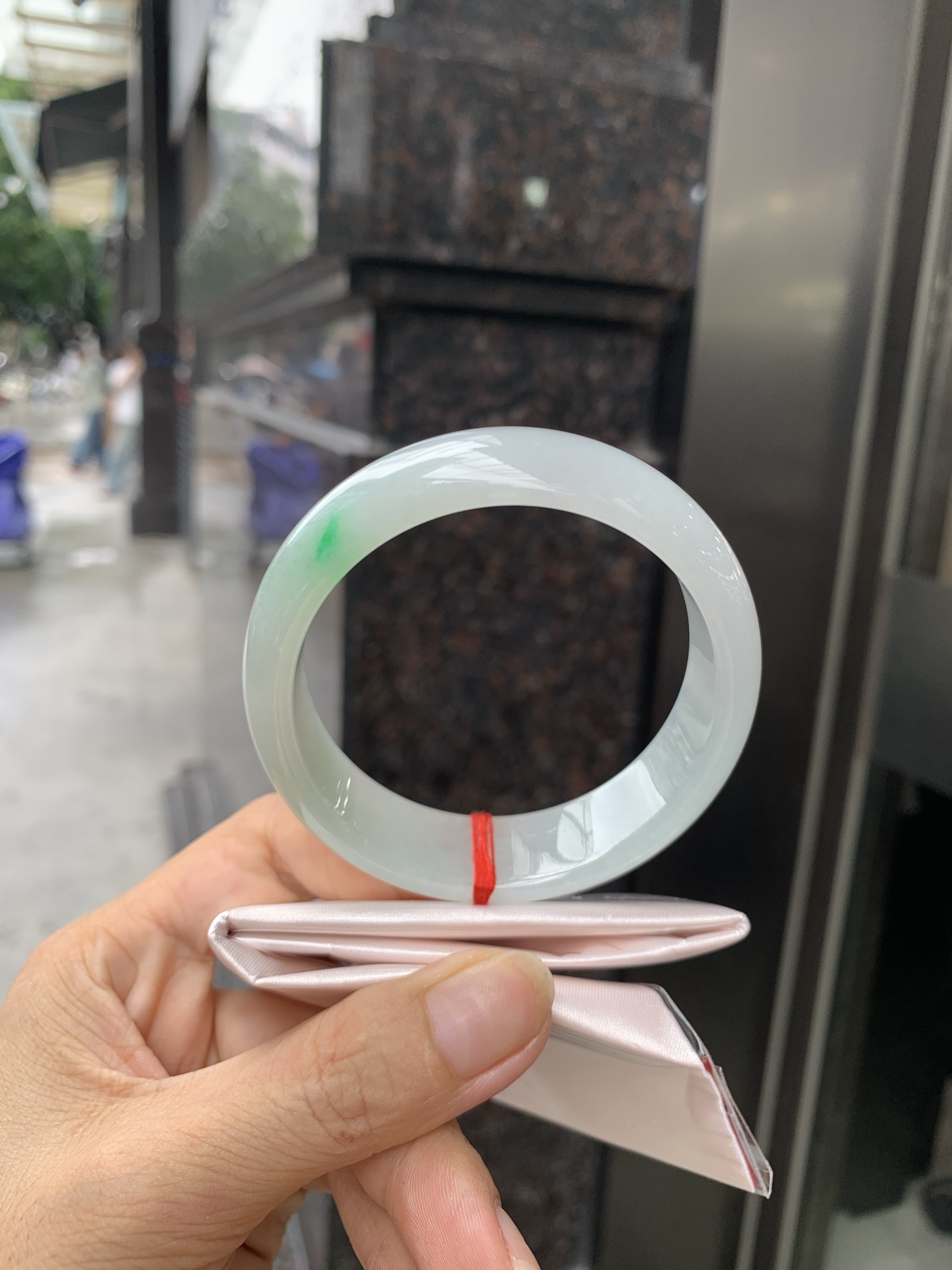 白底青宽版正圈 56.6-7.8-16.9 0728-N1258-2 打灯细纹，不影响，底妆白净水润，阳绿花点缀，镯色生香，腕间之美，水润中透着灵气，仙气缭绕，温婉可人，举手投足间皆是美好