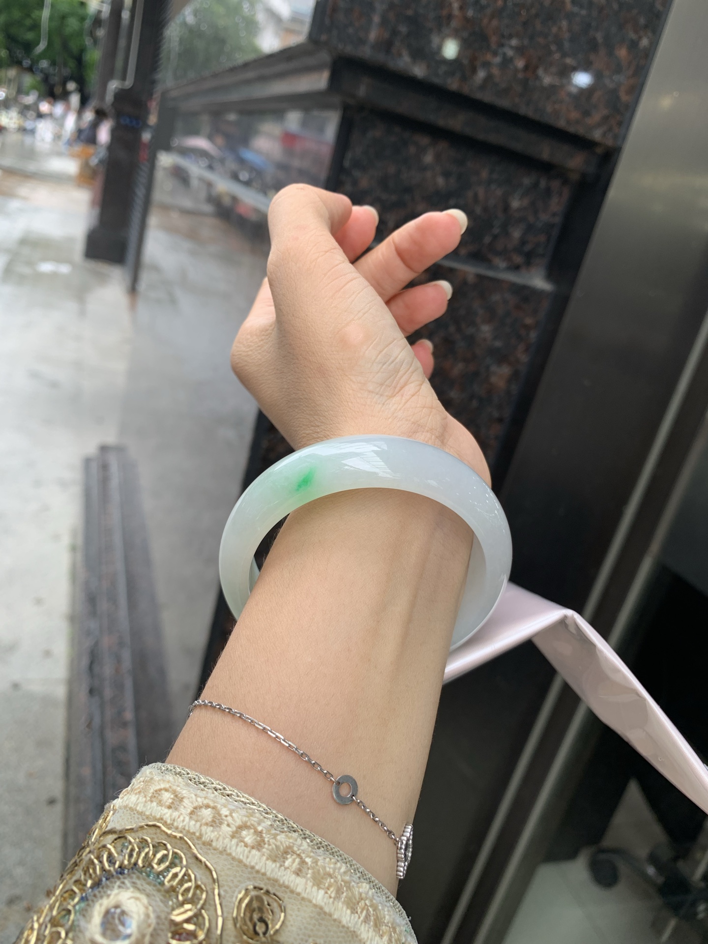 白底青宽版正圈 56.6-7.8-16.9 0728-N1258-2 打灯细纹，不影响，底妆白净水润，阳绿花点缀，镯色生香，腕间之美，水润中透着灵气，仙气缭绕，温婉可人，举手投足间皆是美好