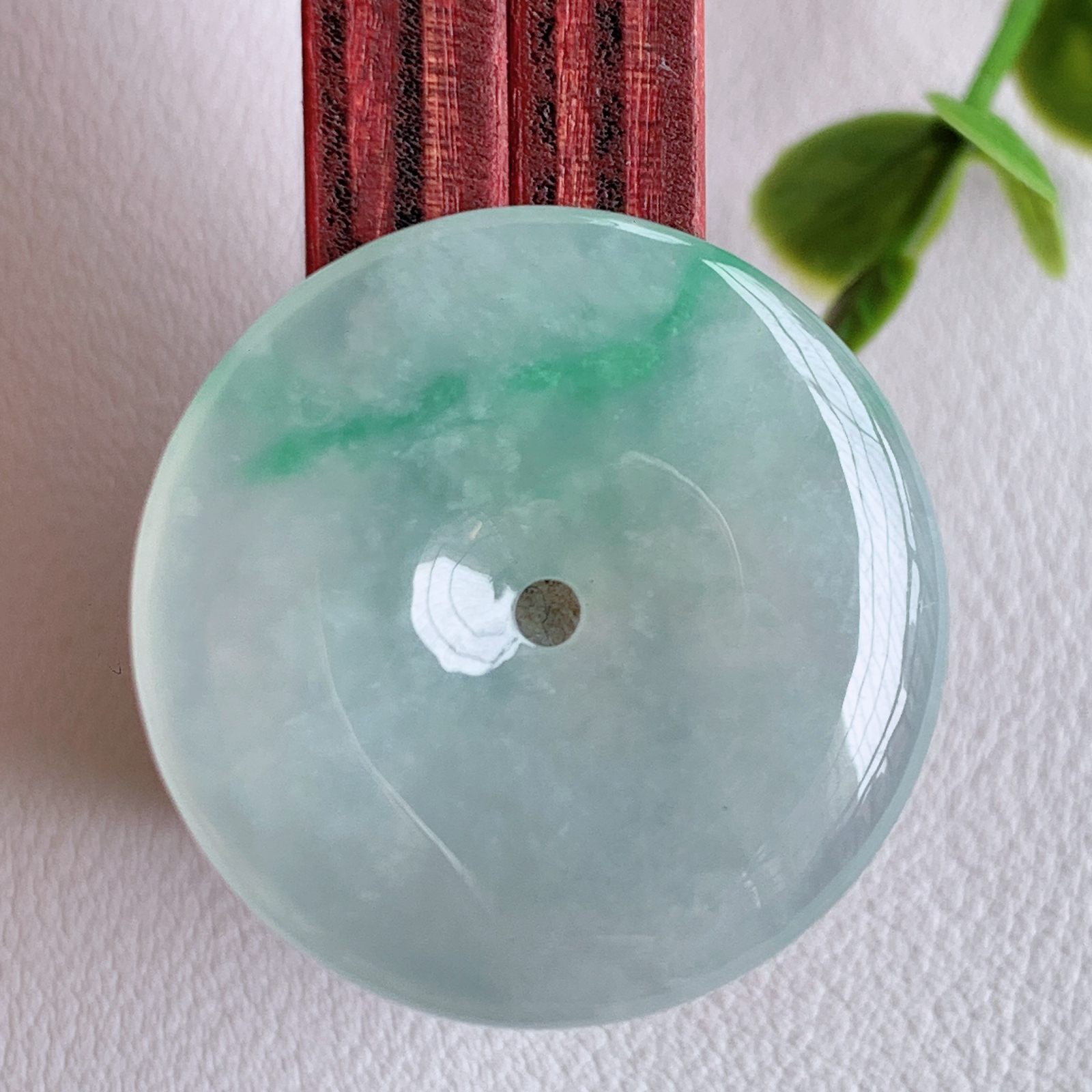 冰润飘花平安扣吊坠，厚装饱满，冰润剔透，细腻水足，种质润泽，飘花灵动，佩戴优雅大气，W03.27  