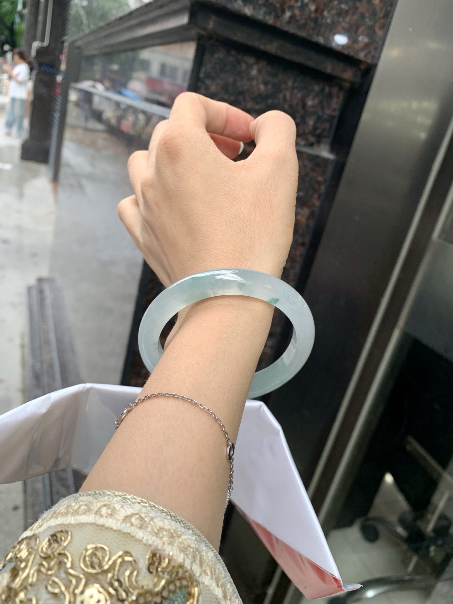 冰飘花正圈 57-8.3-9.6 0728-N1259 无裂，打灯色线，底妆水润，蓝花灵动飘逸，勾勒出一幅唯美诗意的山水意境画，古典优雅又秀气