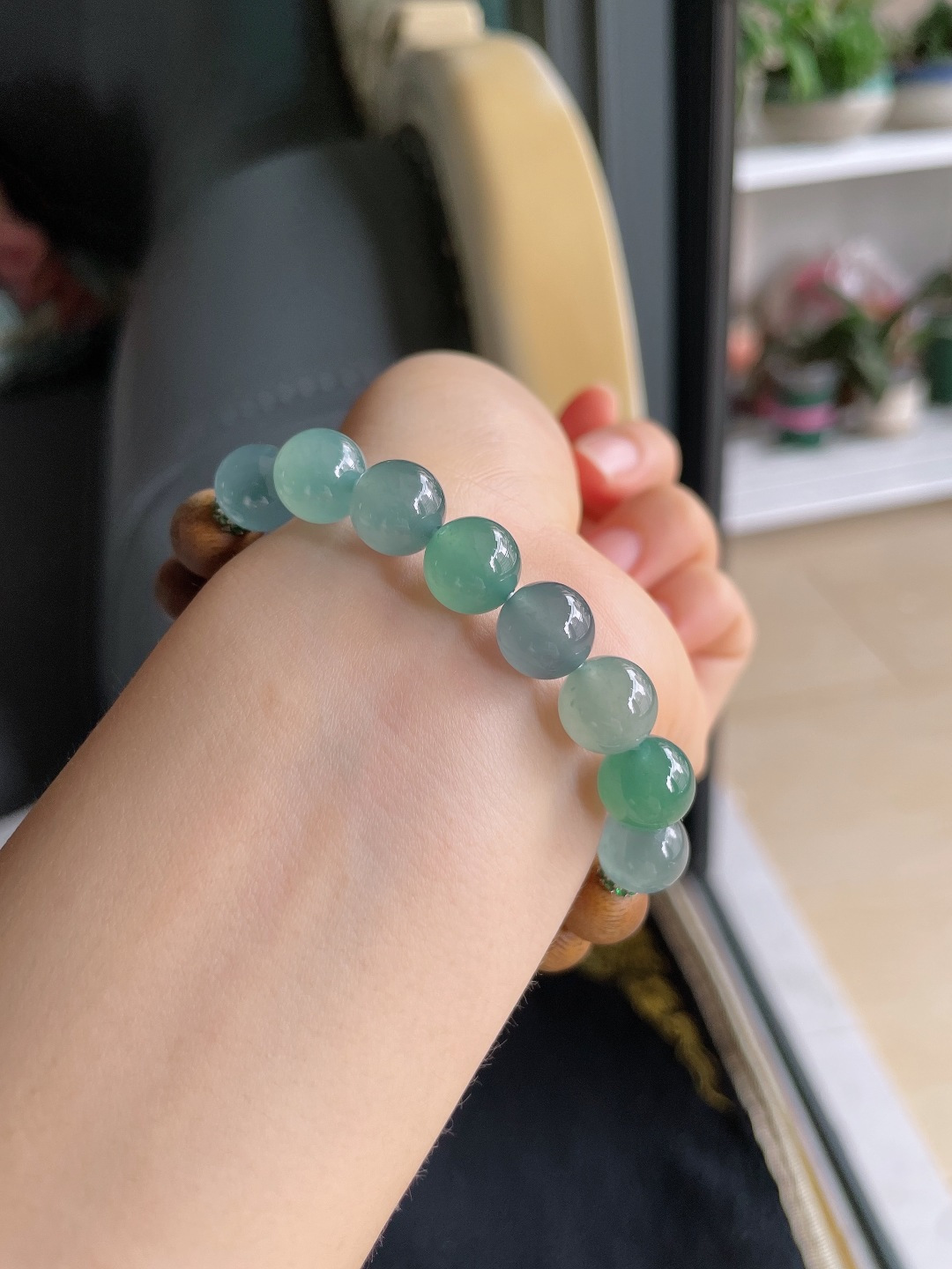 ️天然翡翠A货，冰蓝水多宝搭配沉香木手串，尺寸：9.8mm。【编4446】