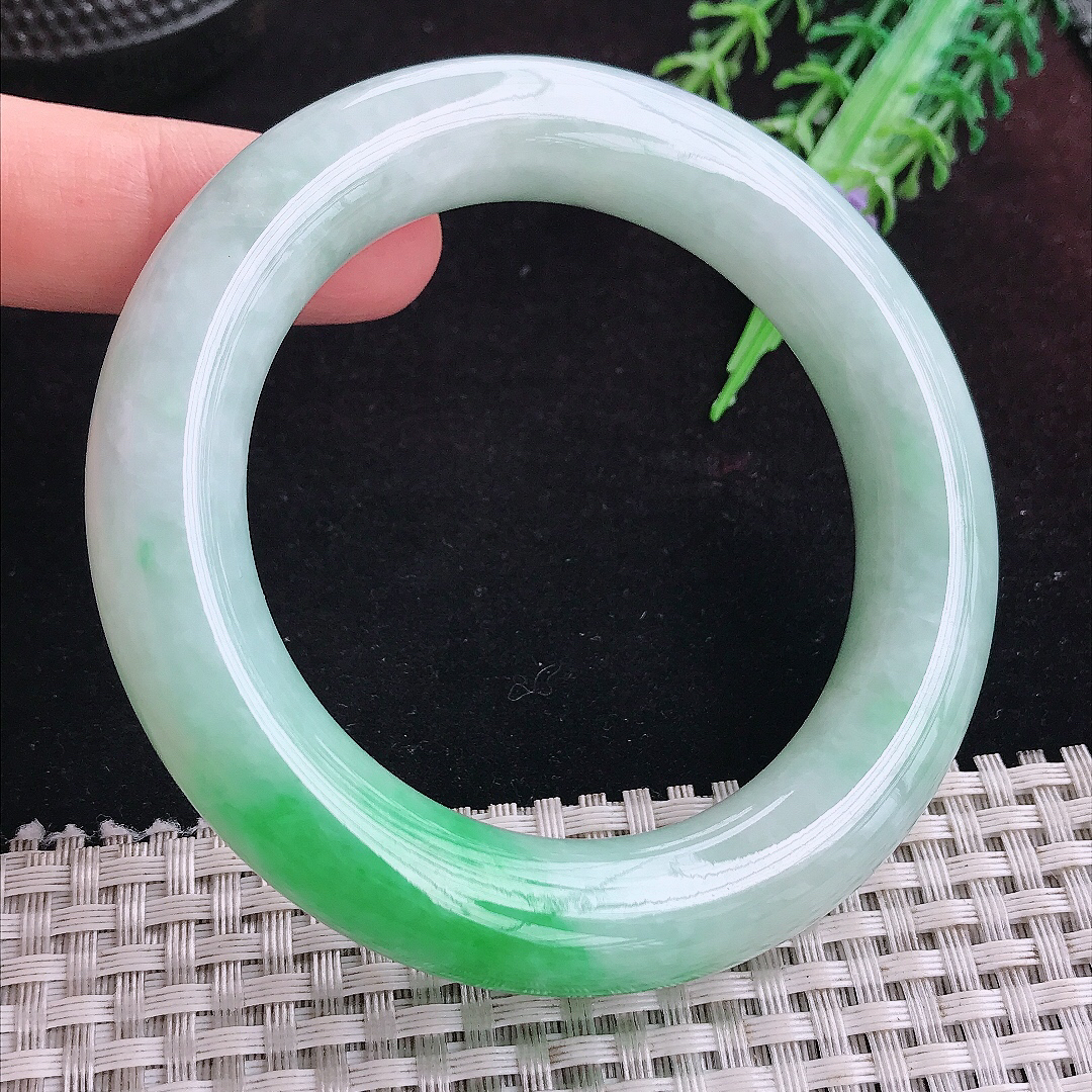 实拍A货翡翠56.5/12.7/12.5胖圆条老坑精美飘阳绿圆条手镯平安镯