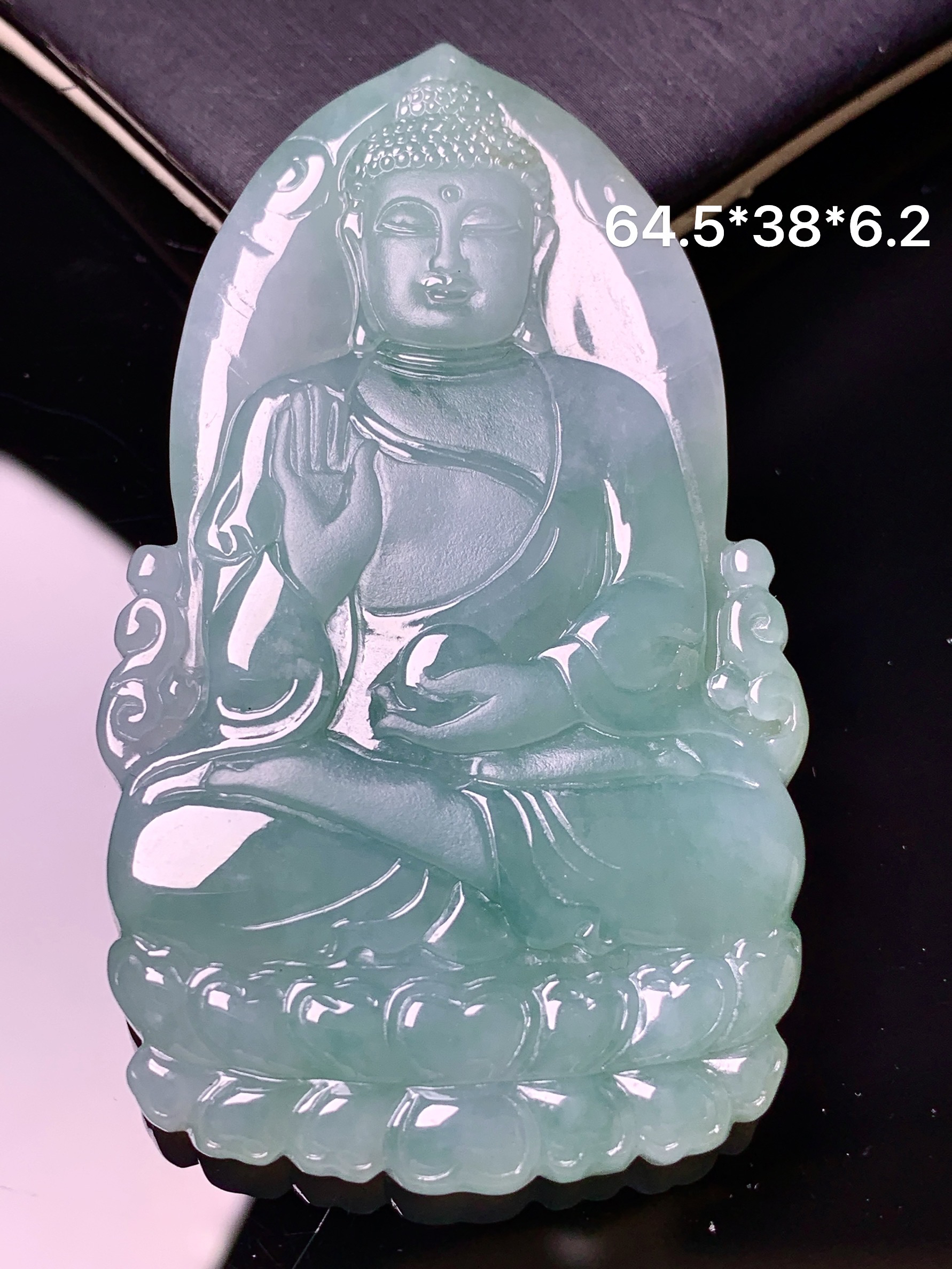 飘绿大日如来佛祖吊坠 玉质细腻 色泽艳丽清新 水润亮眼 整体尺寸64.5*38*6.2 d