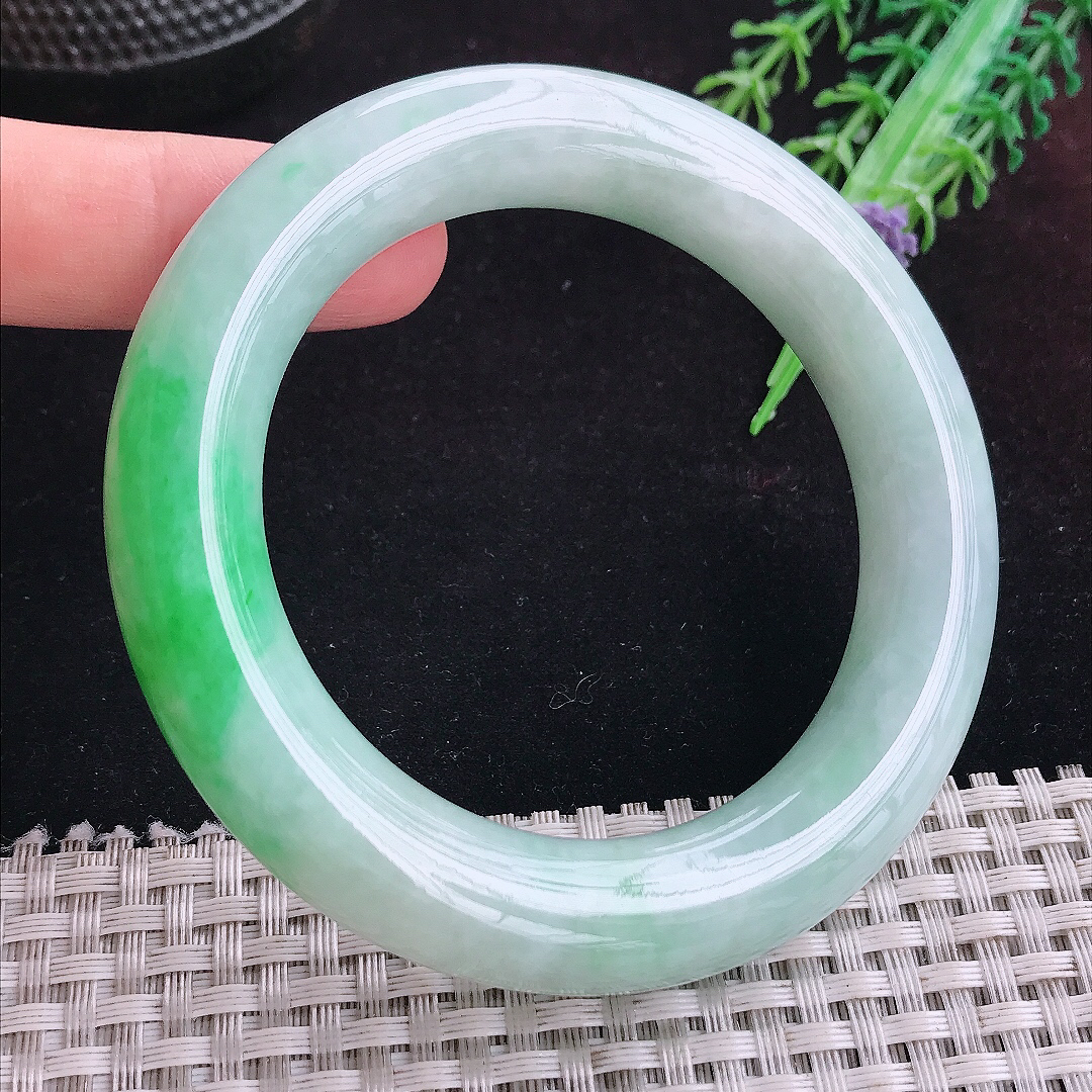 实拍A货翡翠56.5/12.7/12.5胖圆条老坑精美飘阳绿圆条手镯平安镯