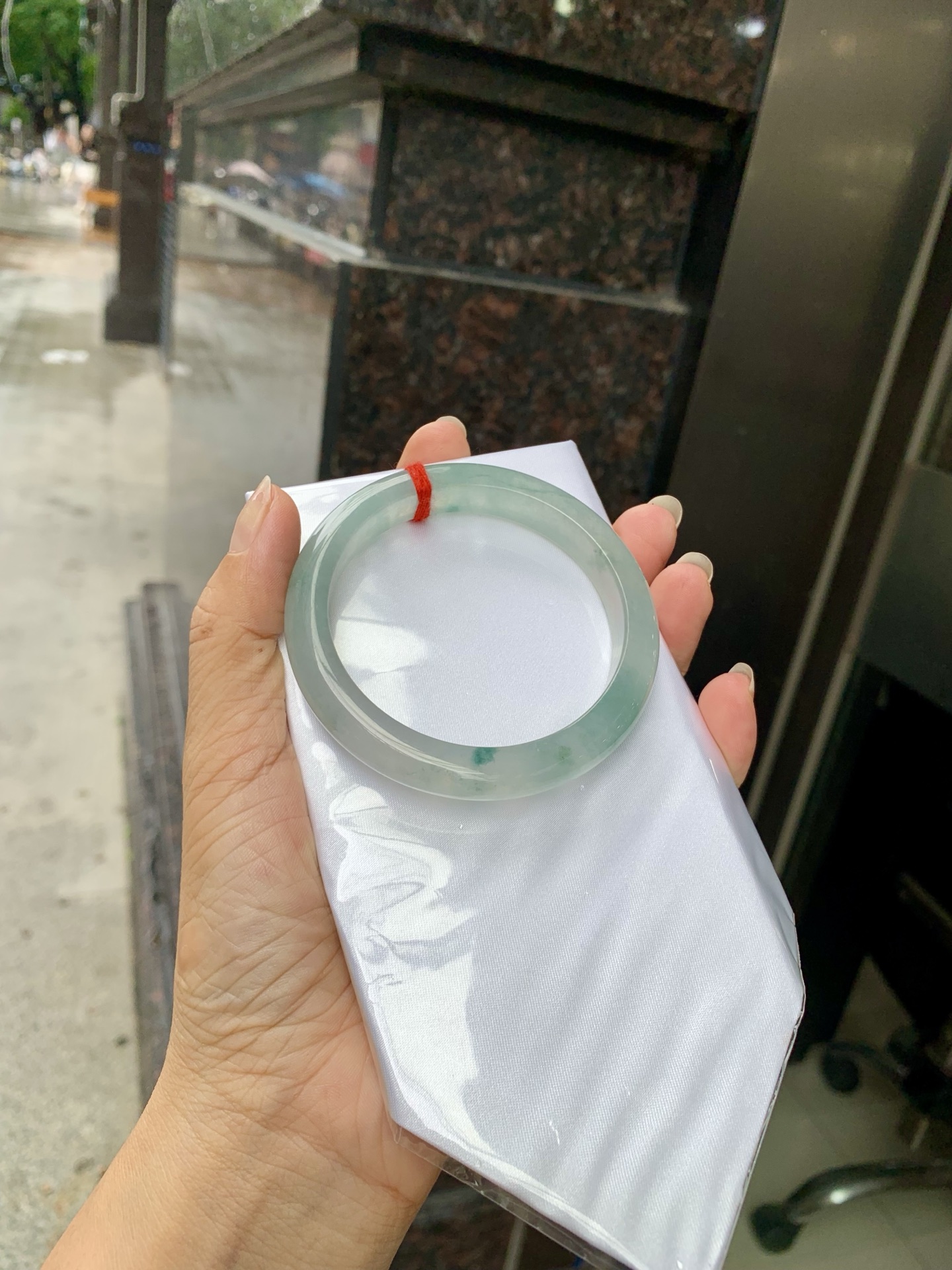 冰飘花正圈 57-8.3-9.6 0728-N1259 无裂，打灯色线，底妆水润，蓝花灵动飘逸，勾勒出一幅唯美诗意的山水意境画，古典优雅又秀气