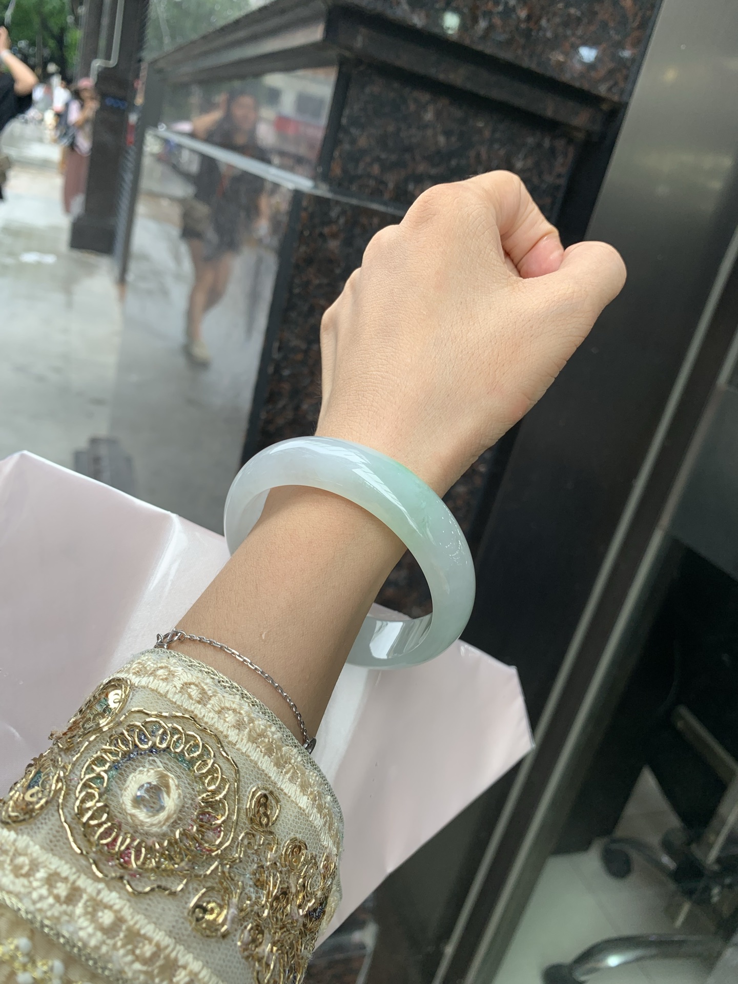 白底青宽版正圈 56.6-7.8-16.9 0728-N1258-2 打灯细纹，不影响，底妆白净水润，阳绿花点缀，镯色生香，腕间之美，水润中透着灵气，仙气缭绕，温婉可人，举手投足间皆是美好