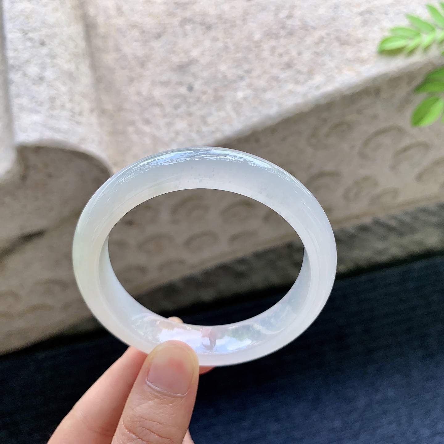 正圈53 54【圈口】54.6/12.3/8.2【编码】HC072958【描述】糯冰底色，水润，种老，细腻，无裂