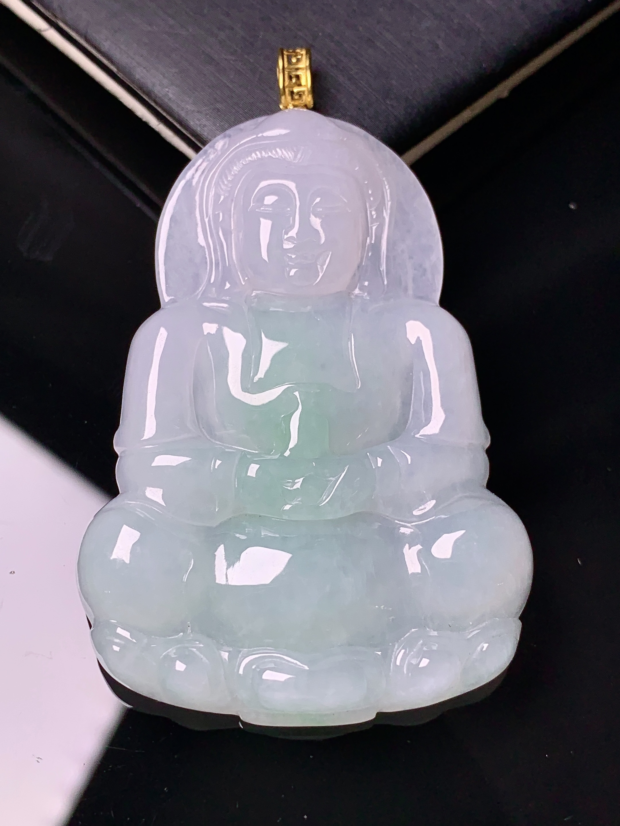18k金镶嵌飘绿观音菩萨吊坠 玉质细腻 色泽艳丽清新 水润亮眼 整体尺寸59.2*36.5*5.8 k5