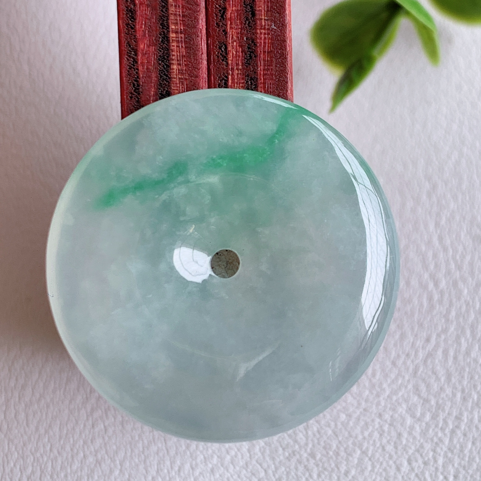 冰润飘花平安扣吊坠，厚装饱满，冰润剔透，细腻水足，种质润泽，飘花灵动，佩戴优雅大气，W03.27   尺寸：27.5-5mm
