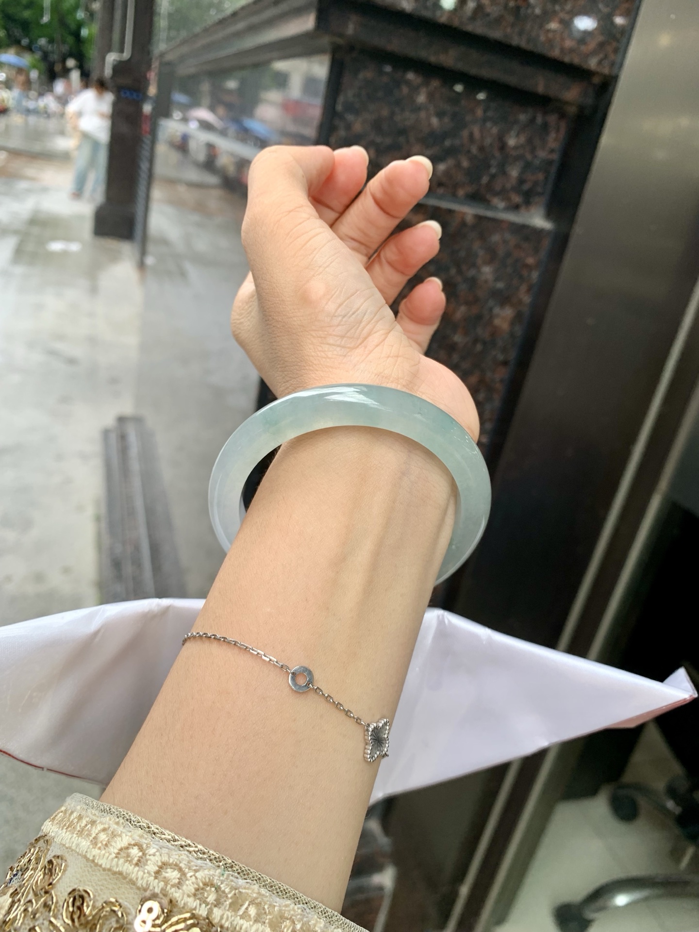 冰飘花正圈 57-8.3-9.6 0728-N1259 无裂，打灯色线，底妆水润，蓝花灵动飘逸，勾勒出一幅唯美诗意的山水意境画，古典优雅又秀气