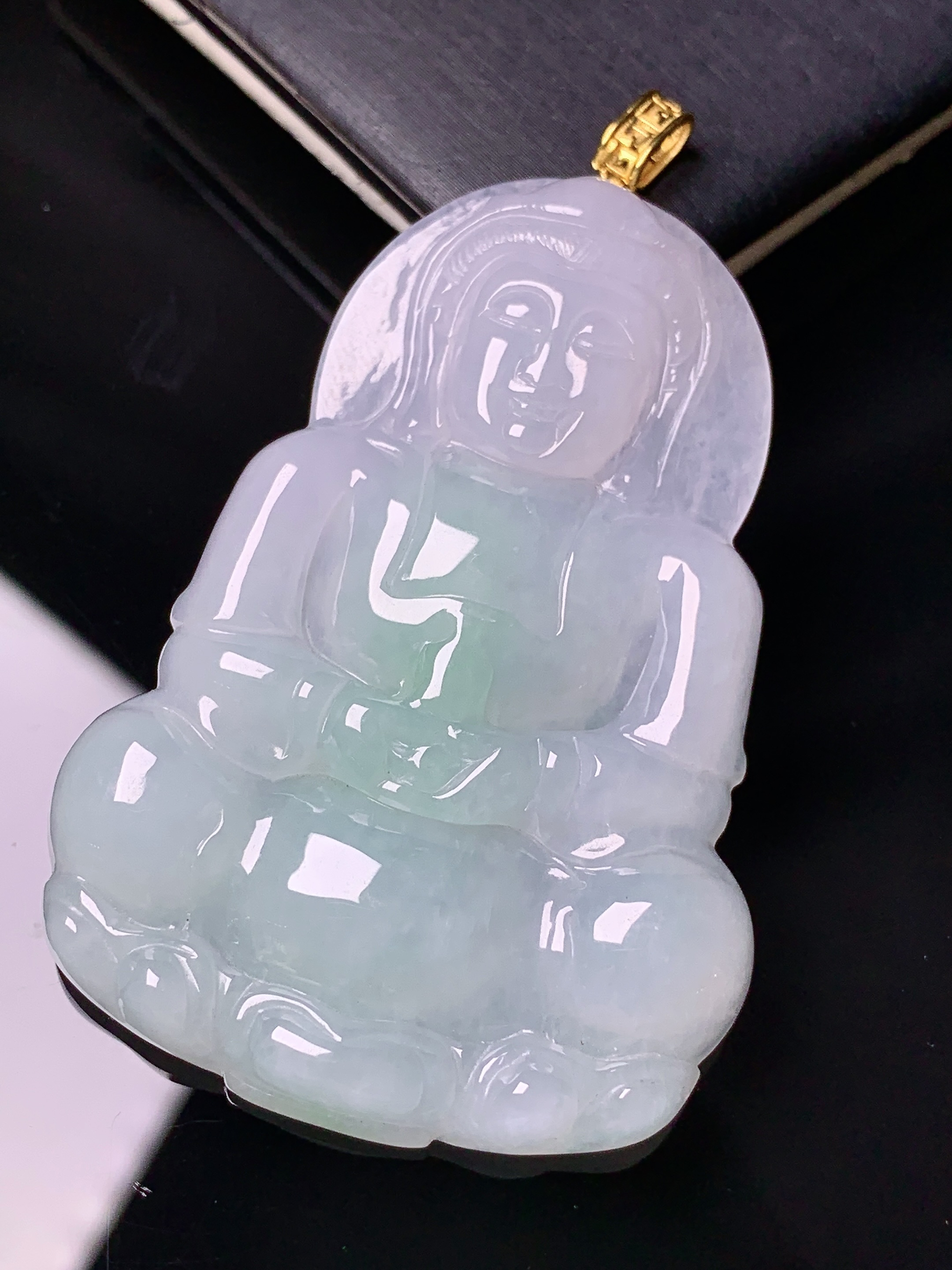 18k金镶嵌飘绿观音菩萨吊坠 玉质细腻 色泽艳丽清新 水润亮眼 整体尺寸59.2*36.5*5.8 k5