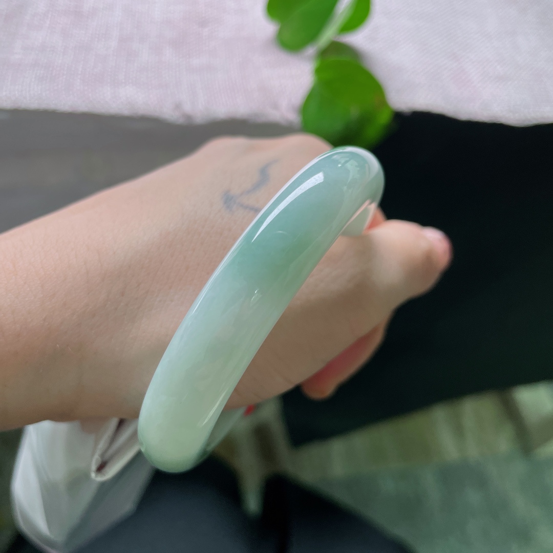 55/12/9，绿底正圈，无裂，玉质细腻，一点天然墨瑕点缀，藏独一份原生含蓄缺憾之美。ss54129a