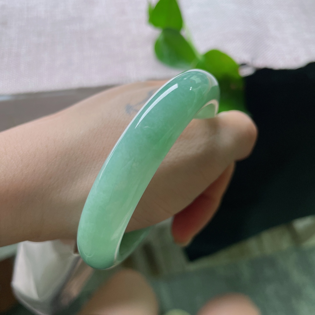 57.8/12.5/7.9 果绿底正圈，色系清爽，甜美可人，肉质细腻，水润，洒金点缀，无裂，53762a